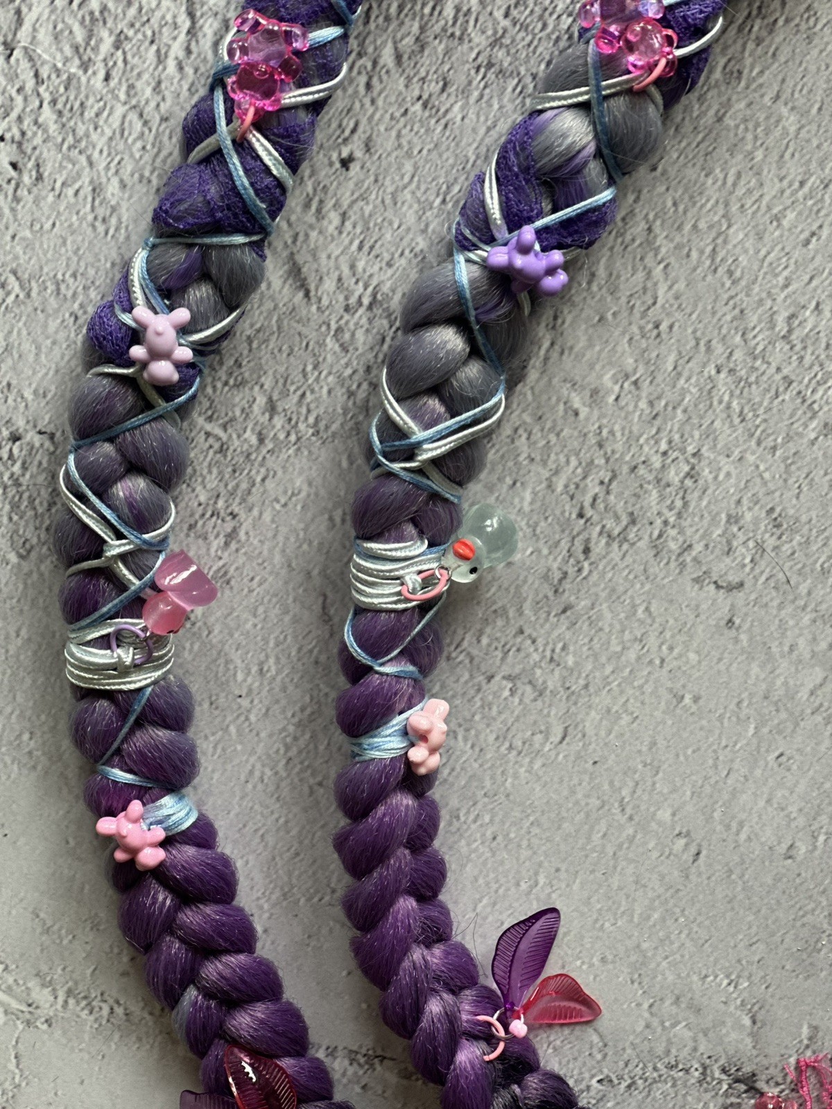 braids on rings and carabiners made of kanekalon