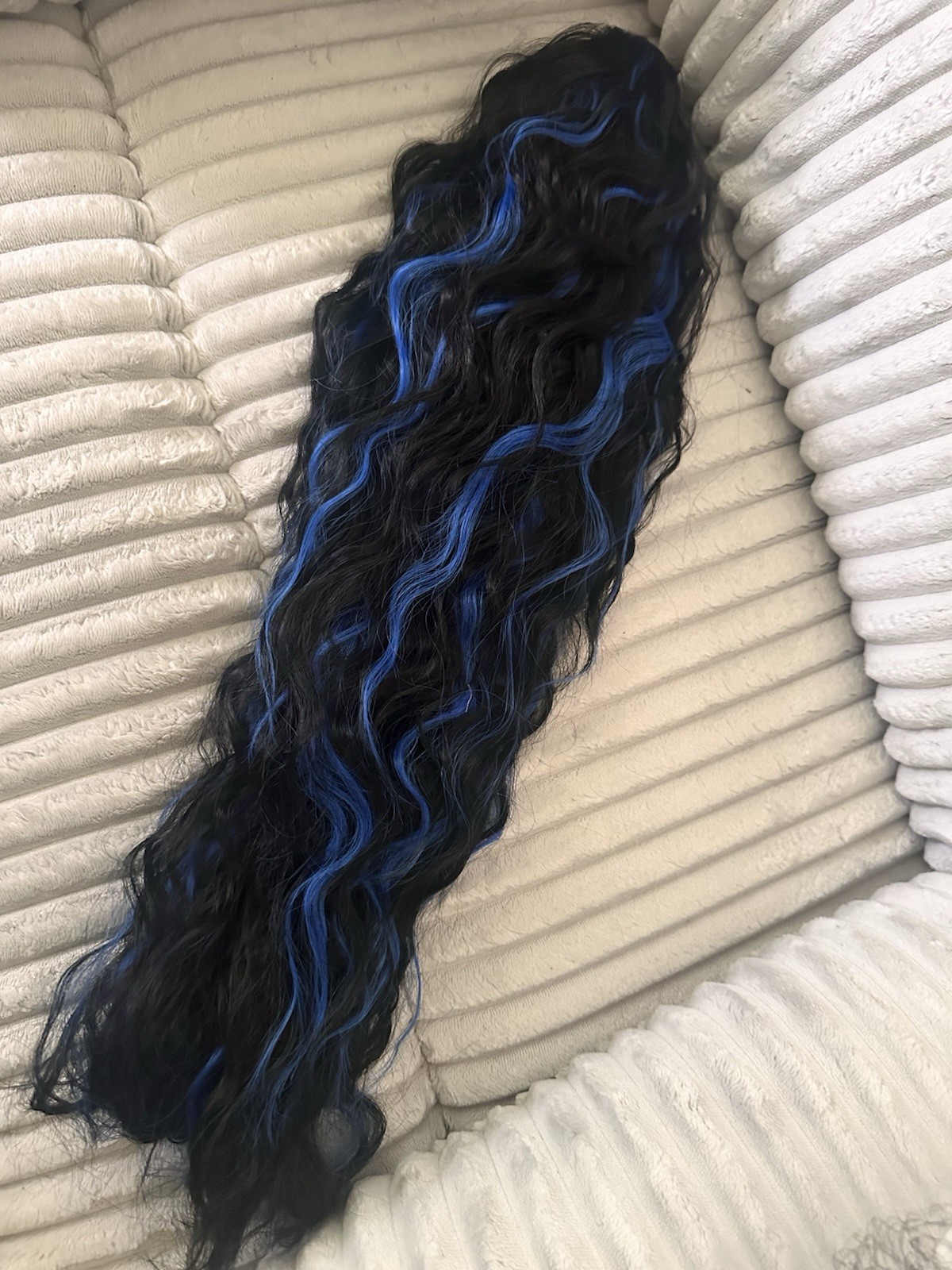 Aisi Beauty Ponytail Claw Clip Hair Extension 26 Inch Wavy Black & Blue Streaks