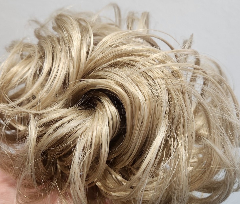 3.5″ Curly Scrunchie Ponytail Synthetic 22 Champagne Blond Messy Bun