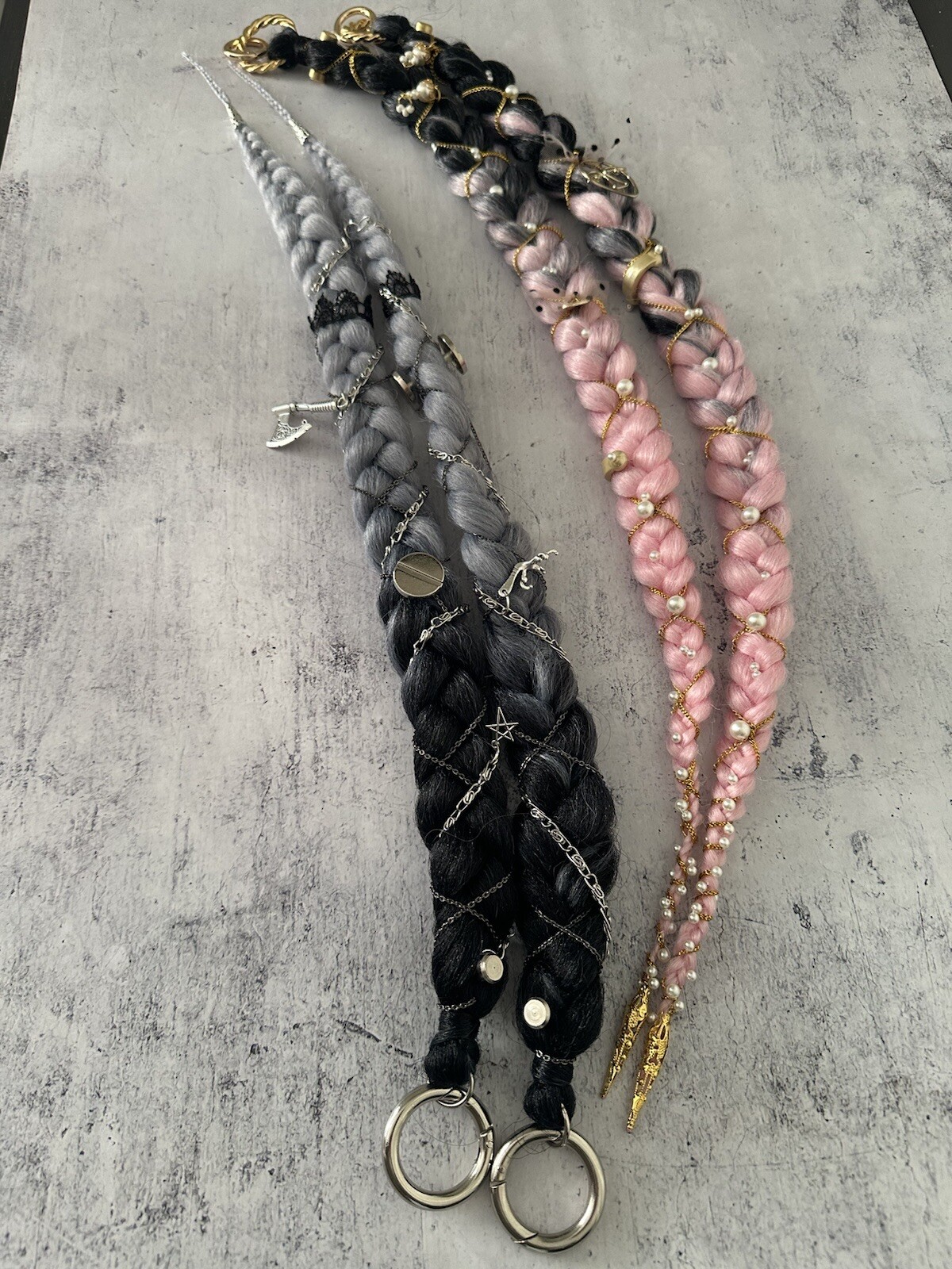 braids on rings and carabiners made of kanekalon