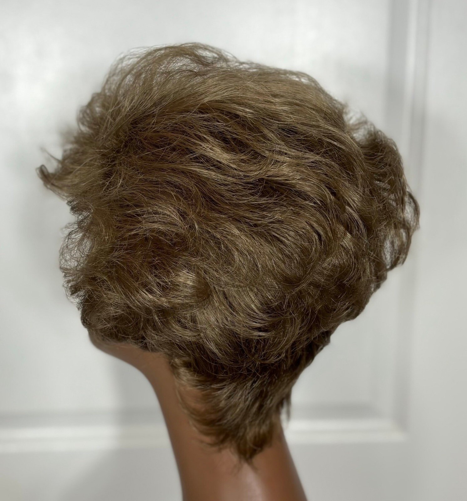 Celebration Wig Synthetic Brownish Blonde Wavy Layers SZ Average Clean GUC 10-18