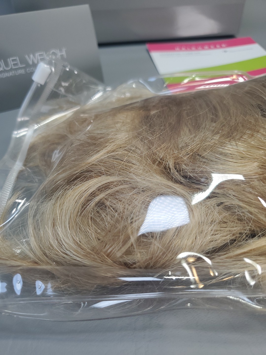 Raquel Welch ‘Crushing on Casual’ Wig – R25 Ginger Blonde – Lace Front