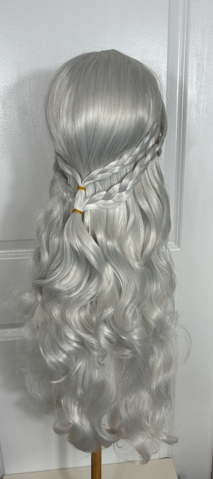 NEW Beautiful Wavy 21” Long Wig White Platinum Braids Size Large/Average New D-2