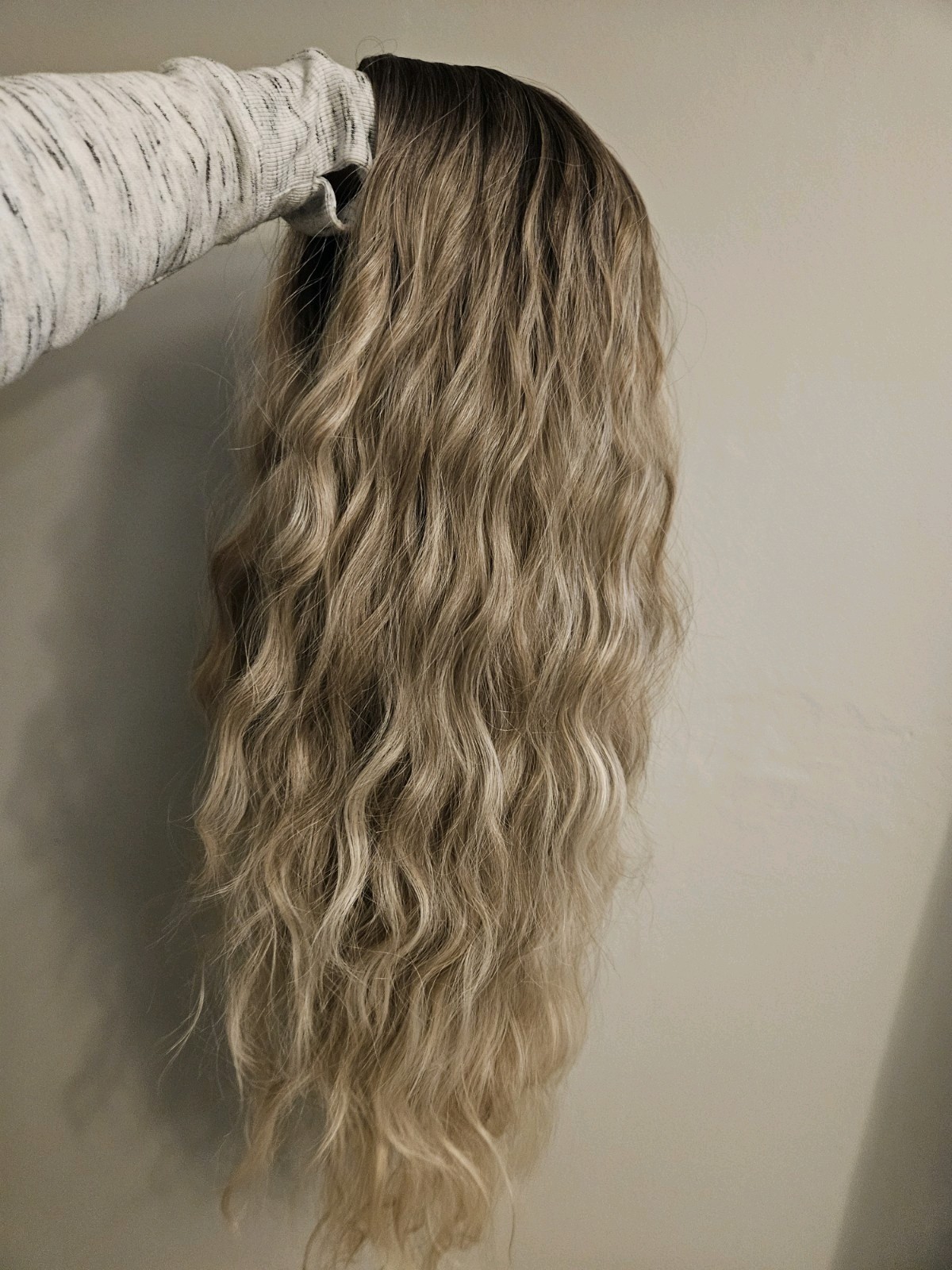 NEW Beige Blonde Ombre Highlights Long WAVY Layered Wig Voluminous