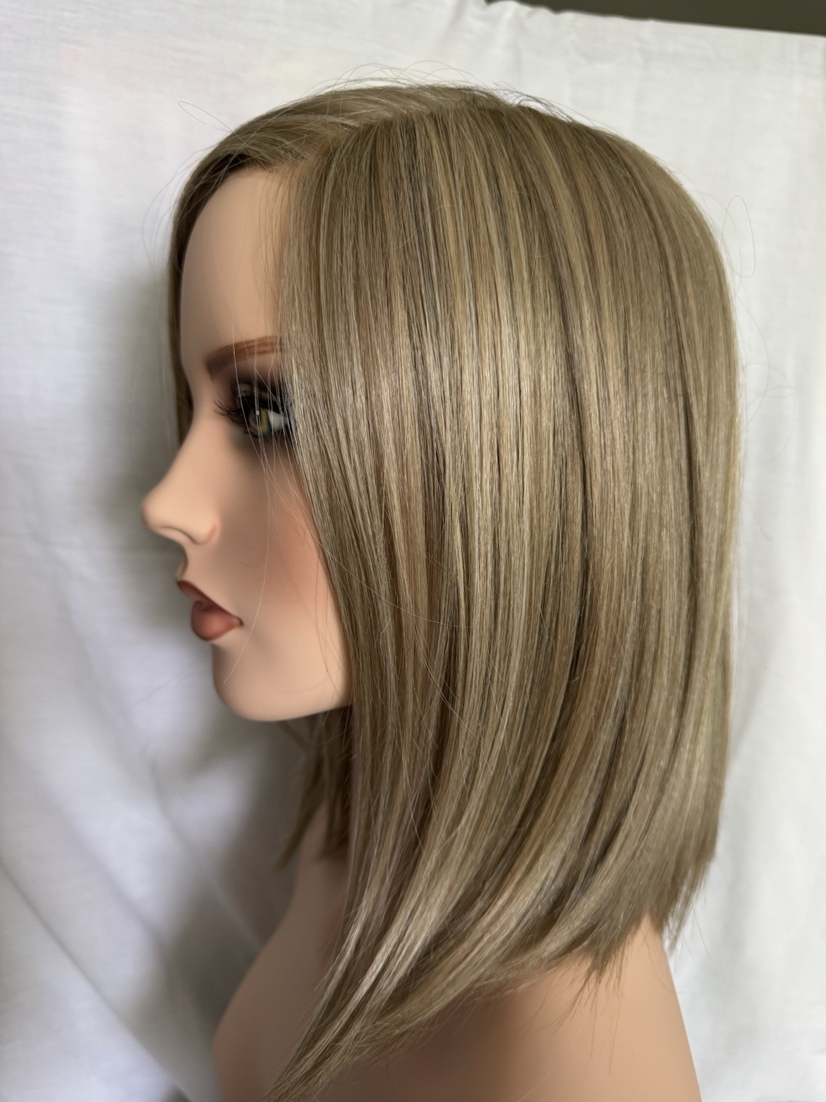 Rene of Paris River Wig Buttercream Blonde BNWT Perfect Below Chin Bob