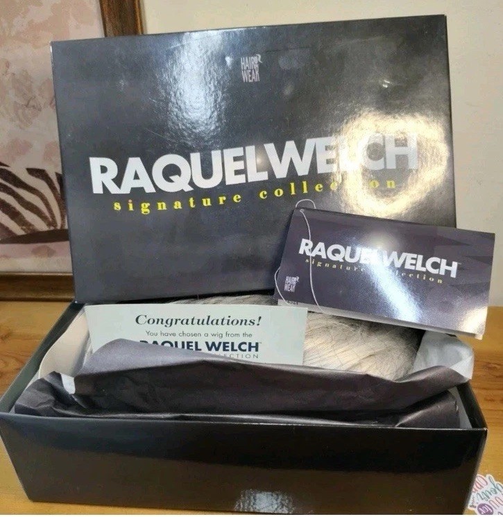 Raquel Welch Tres Chic Wig Silver Mist RL56/60 AVERAGE New NWT