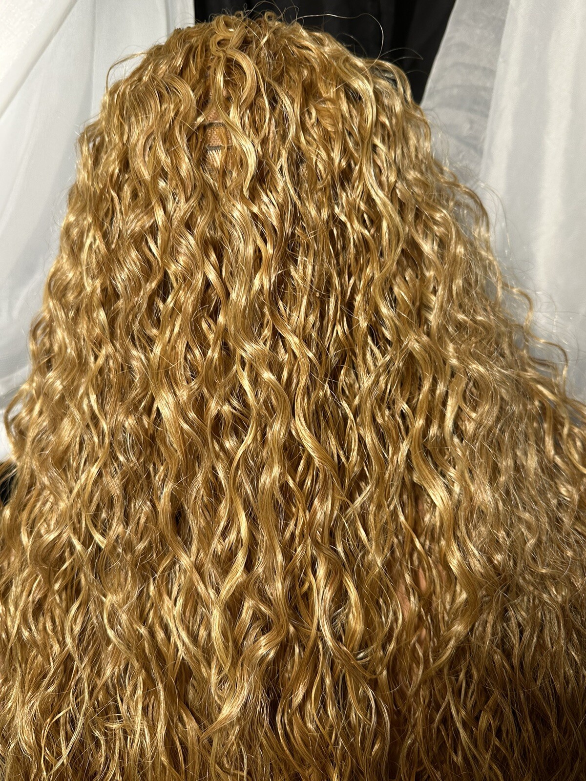 STUNNING! 30”CURLY, BLONDE MIX, LACE FRONT W/ MIDDLE PART, WIG💋