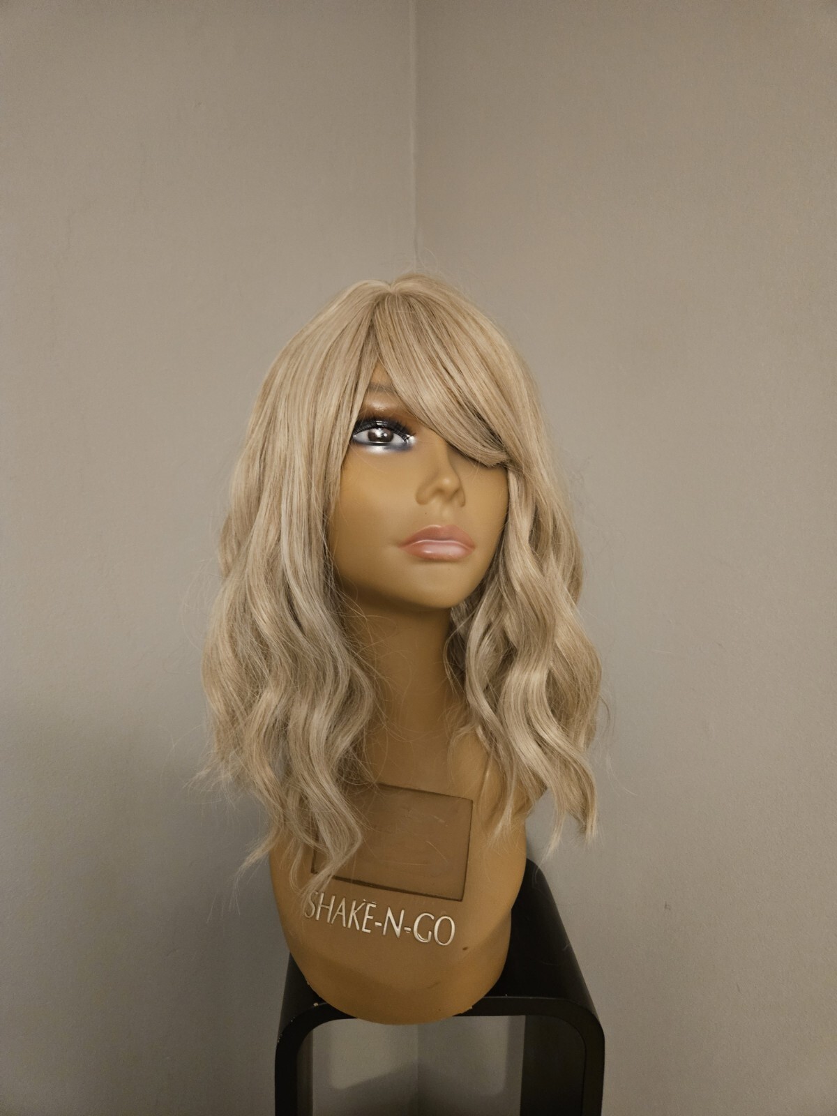 New WOMEN’S BEIGE BLONDE BANGS WAVY HAIR WIG