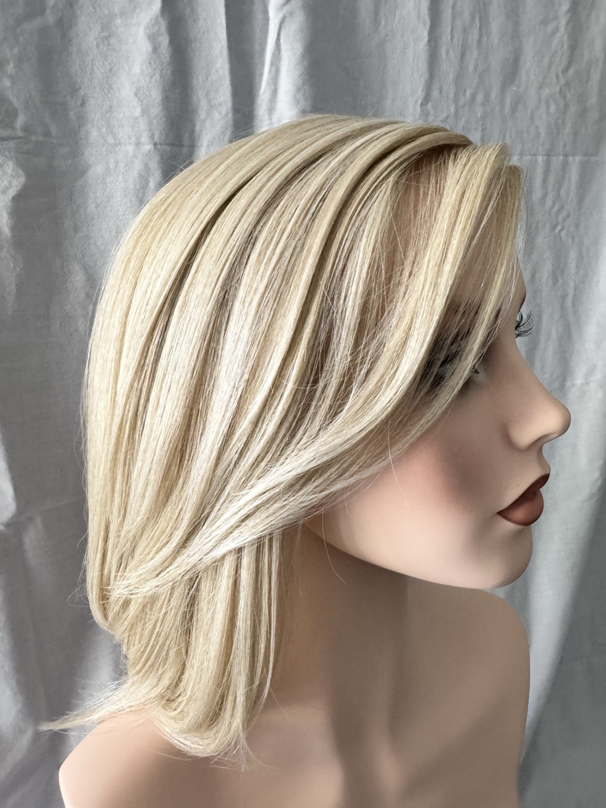 Rene of Paris River Wig Creamy Blonde NON ROOTED BNWT Perfect Below Chin Bob
