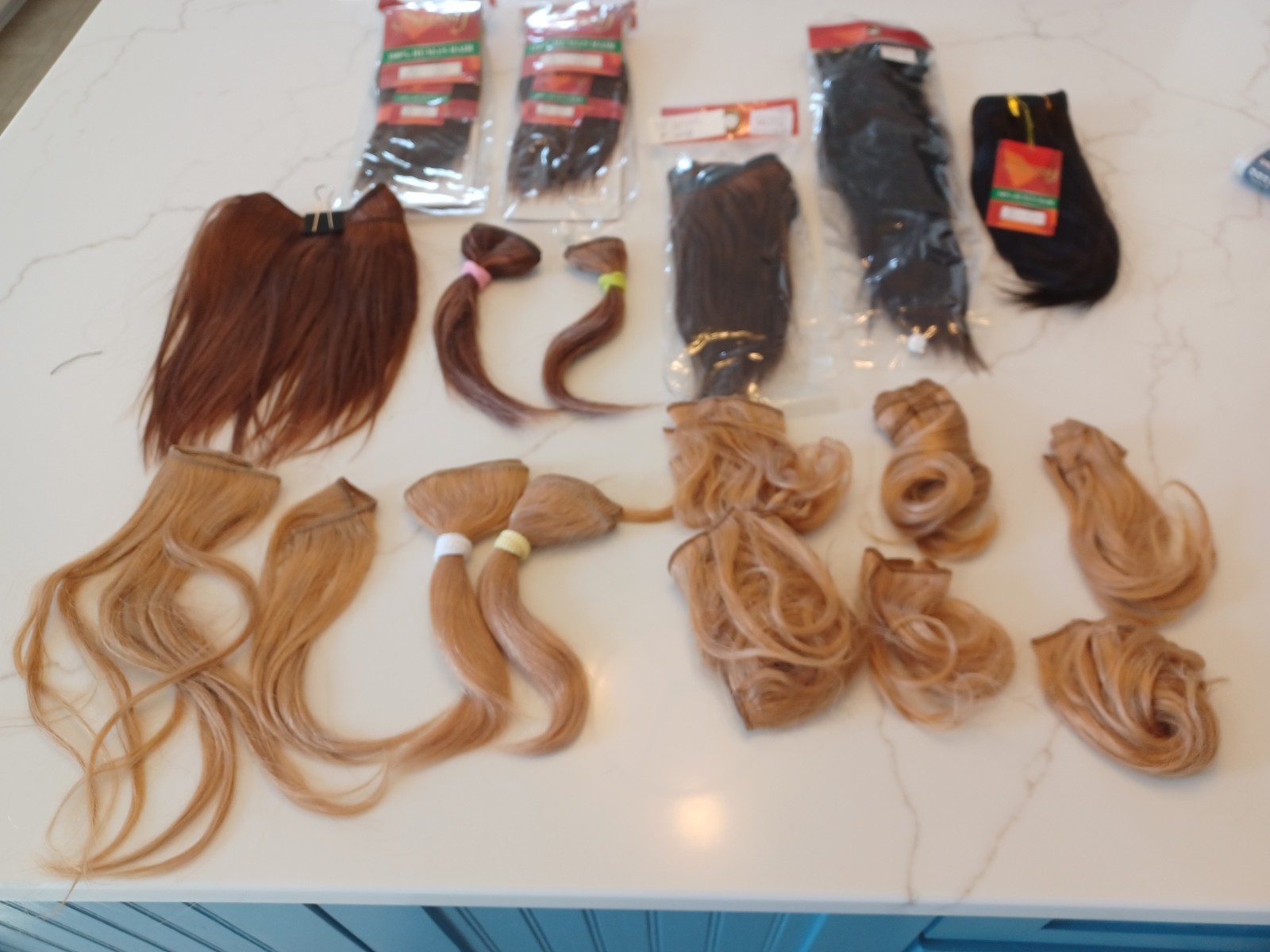 Lot of 18 Hair Extensions. Brunette/red-black-blonde. Some human hair.