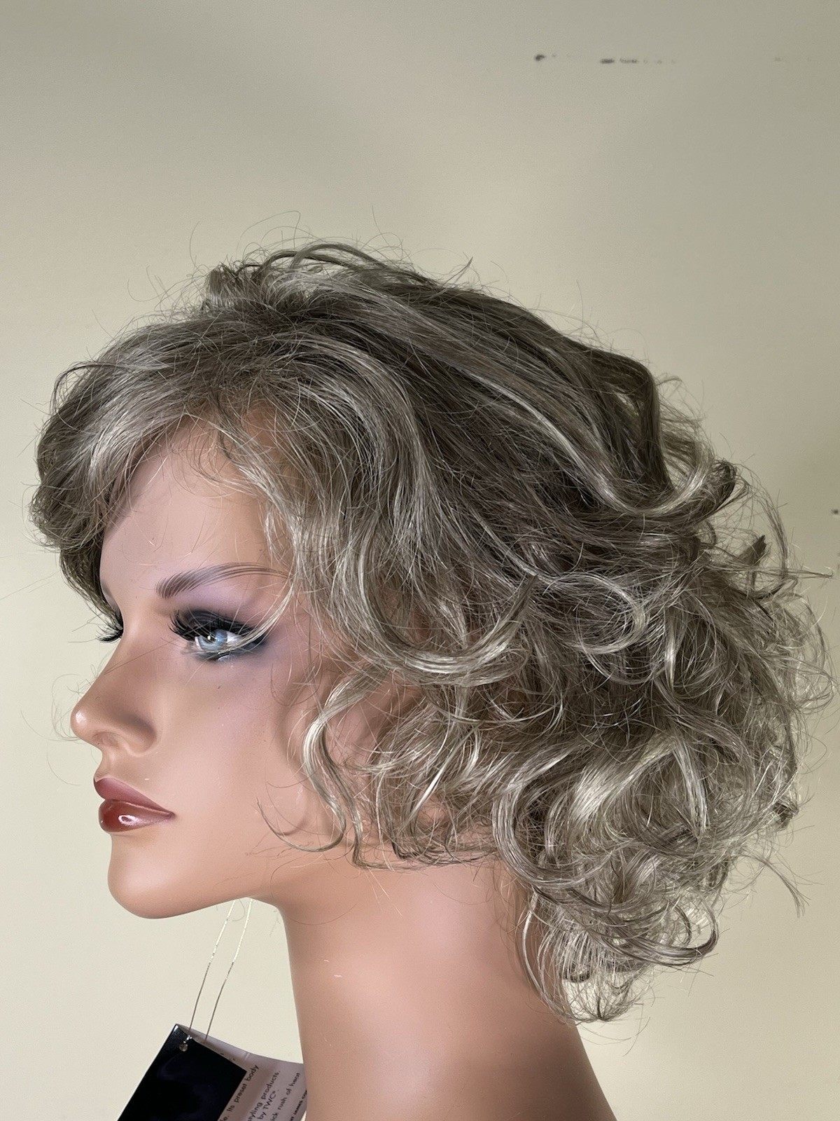 TWC Starstyle Synthetic “Crystal” Wig NWT Size Average K18-22 Ash Blonde Frost