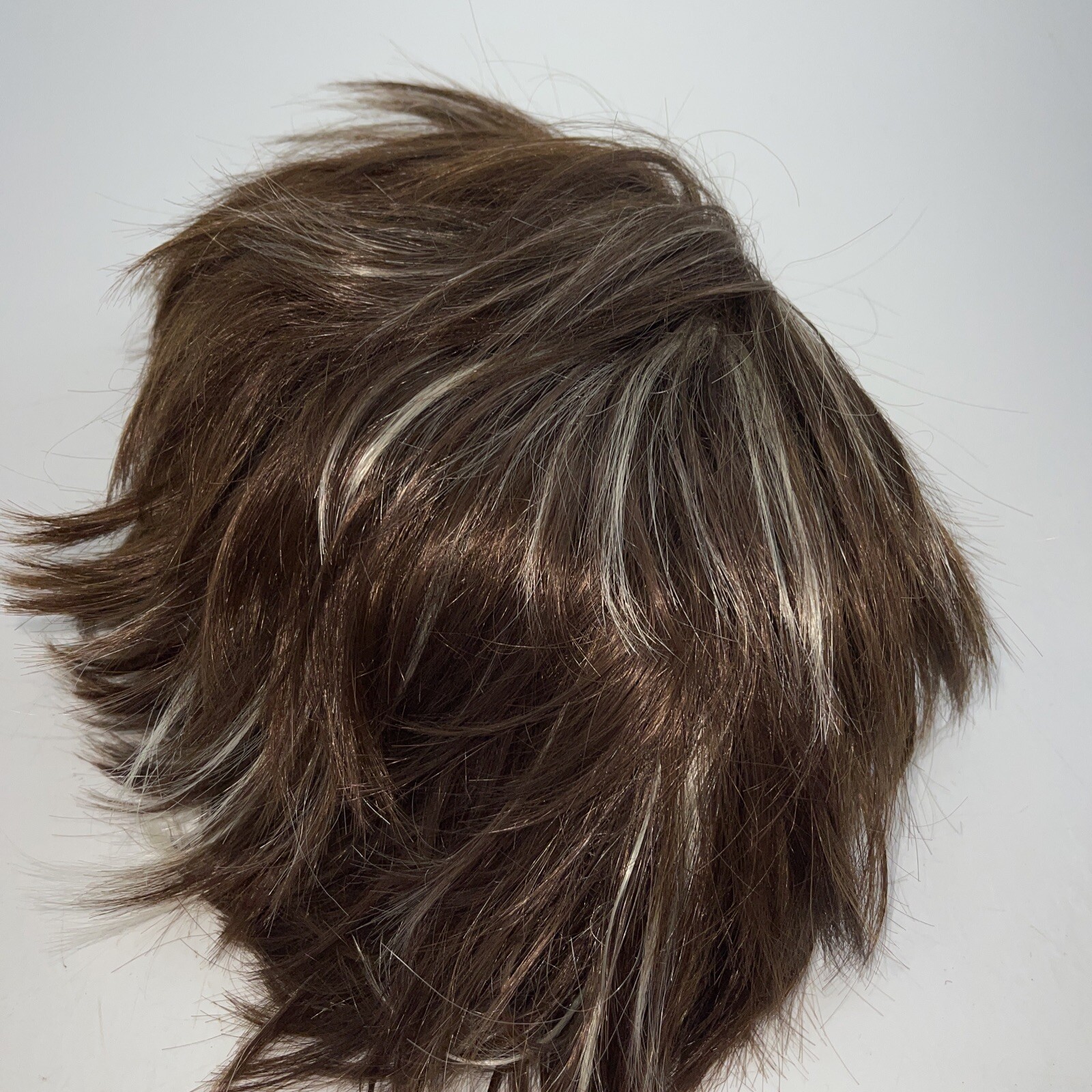 Wiginway Lady Woman Brown #10/11 Wig Short Layered Straight