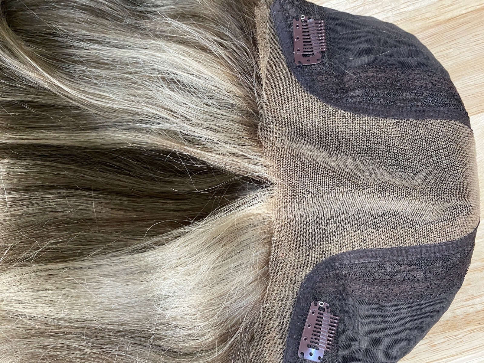 PREOWNED WIGSHE CUSTOM COLOR BROWN BLONDE HUMAN HAIR WIG . SIZE SMALL