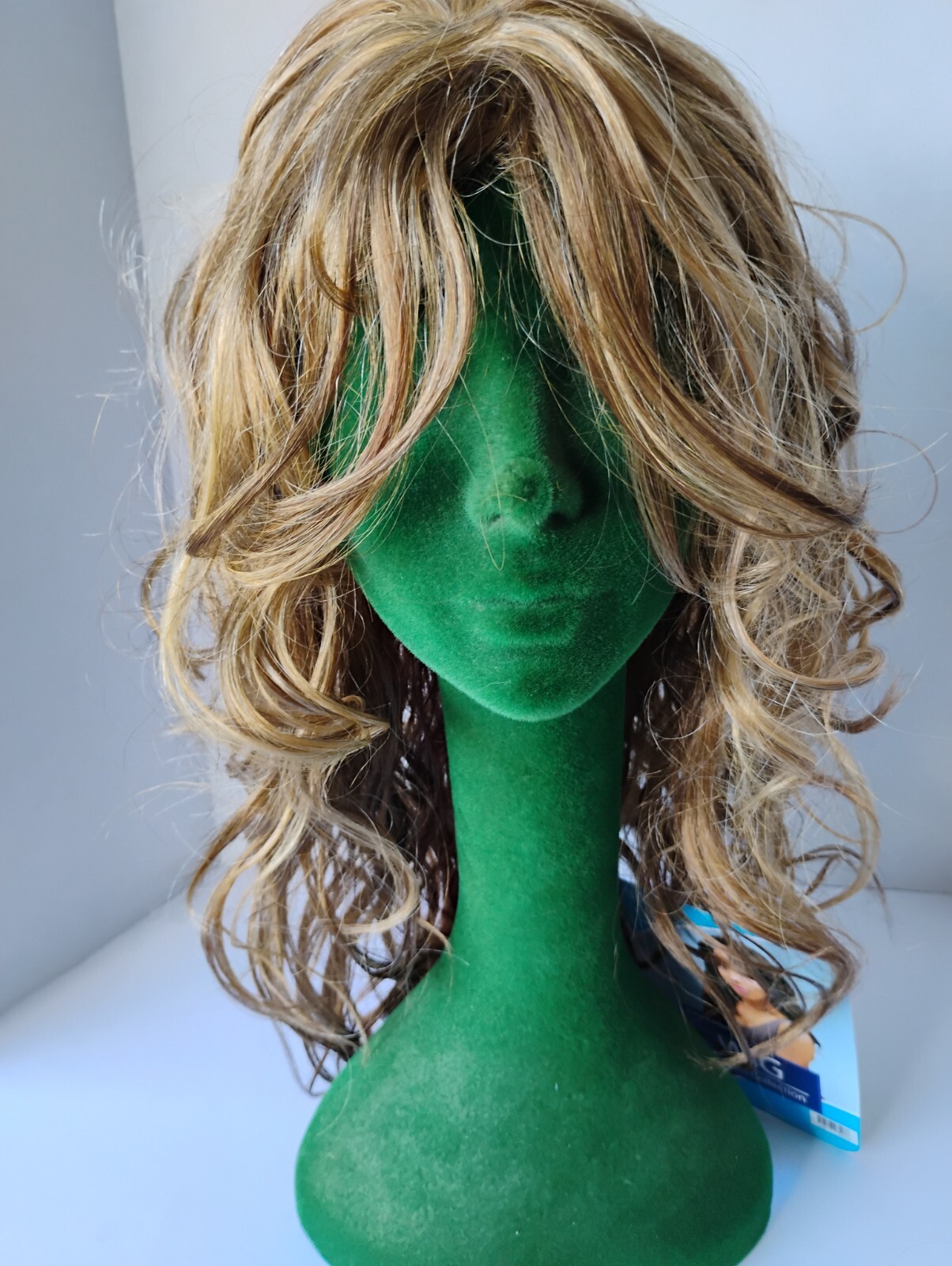 Beshe Kanekalon Wig – Premium Collection. Style Kimmy, Color R27/24/4
