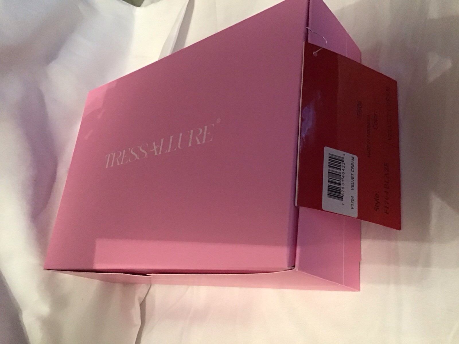 NEW IN BOX TRESSALLURE WIG CC1101- SLEEK and STRAIGHT BERRY CREAM 27/25/88 SUN