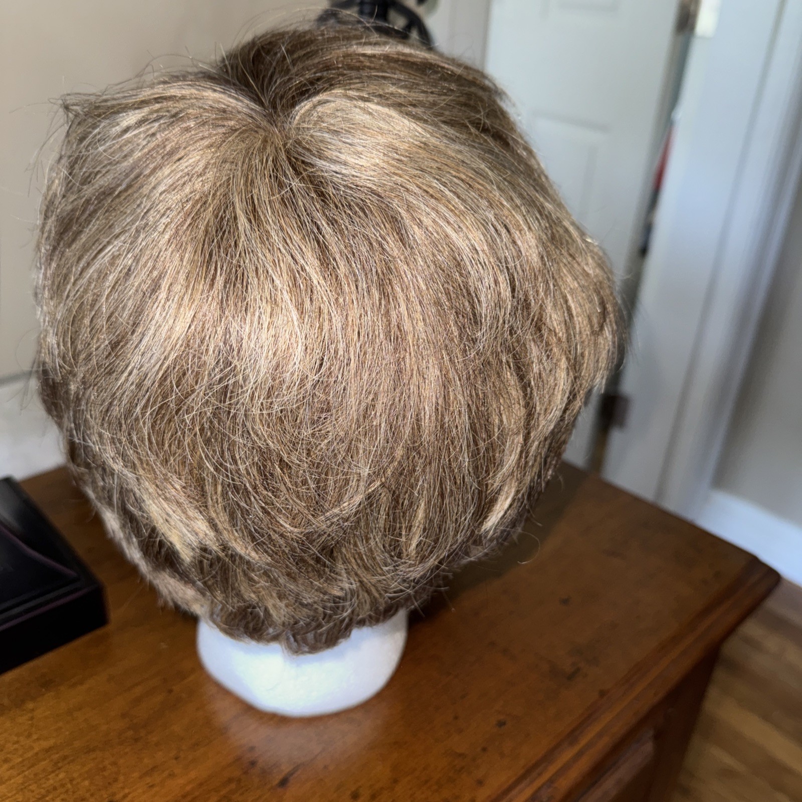 100% Human Hair Wig Light Brown Blond Highlights – Adjustable Tabs – Indonesia