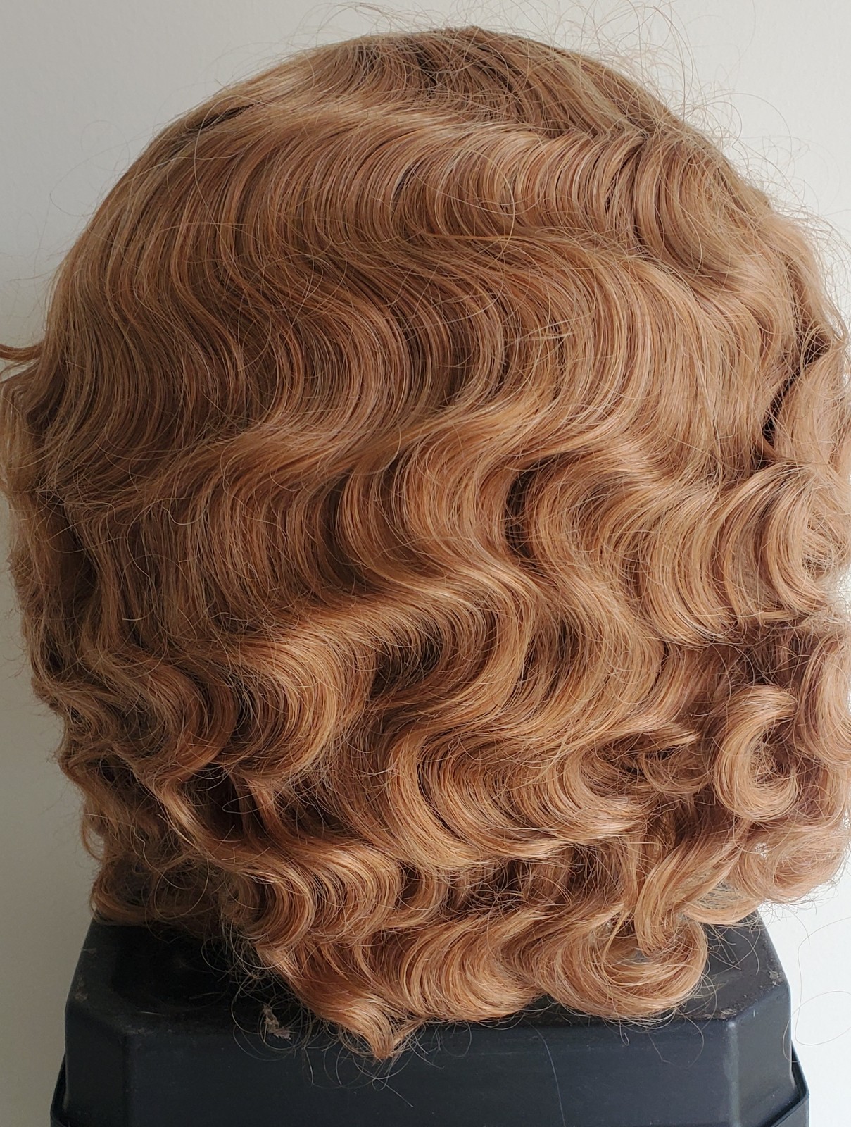 ARDA WIG – Vintage Flapper Style – Finger Waves – One Size – Strawberry Blonde
