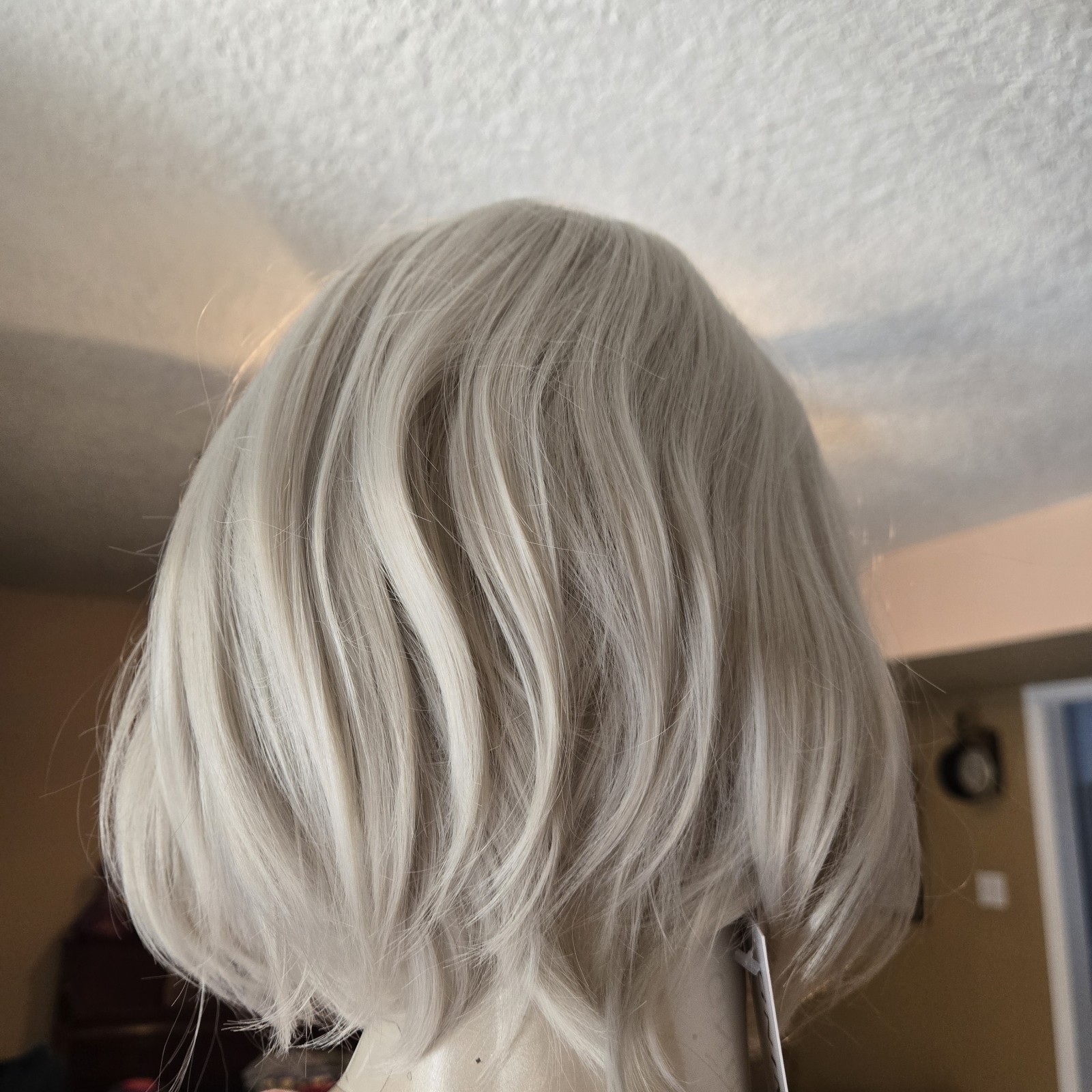 GNIMEGIL Silver Blonde / Ash Blonde Bob Wig w Bangs Short Layered Synthetic NWT