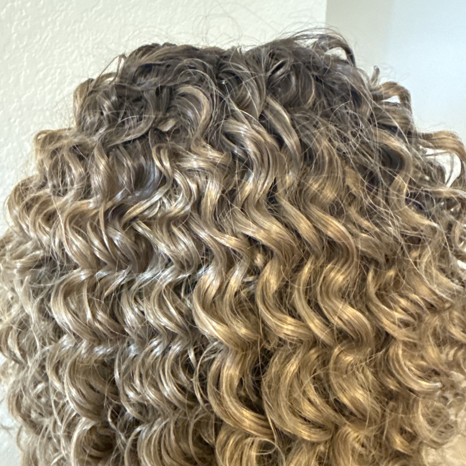 388 Curly Long Lace Cap Dark Blonde 24” Synthetic Big Hair. Very Nice 388