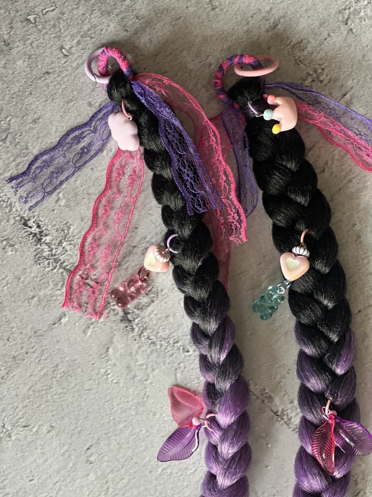 braids on rings and carabiners made of kanekalon