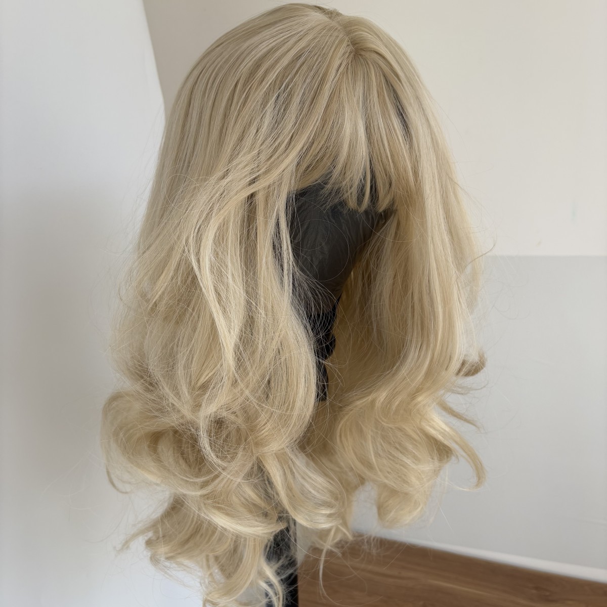 Mixed blonde Synthetic Hair Heat Resistant Dress Up Wigs With Bangs Long Wavy