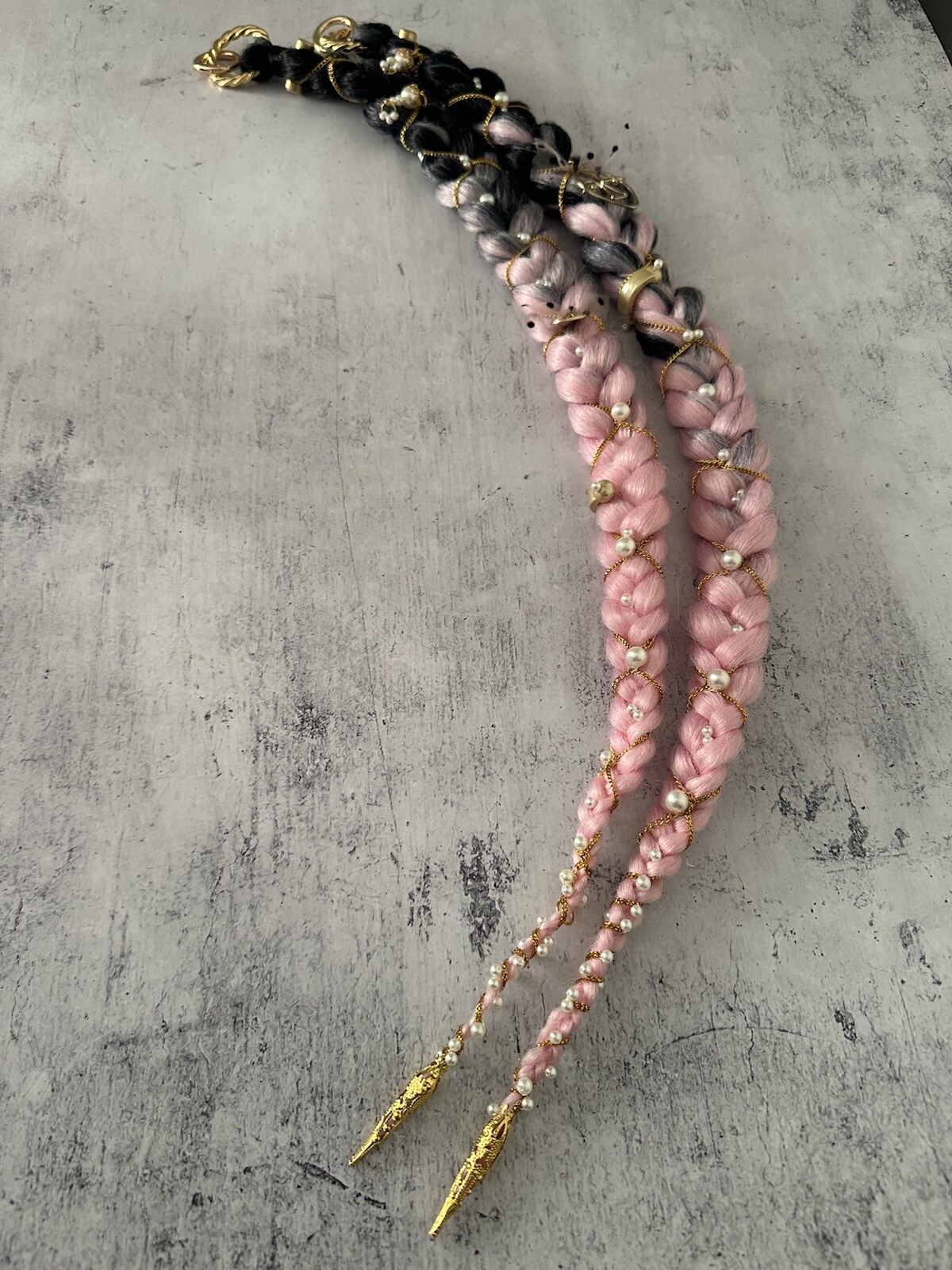 braids on rings and carabiners made of kanekalon