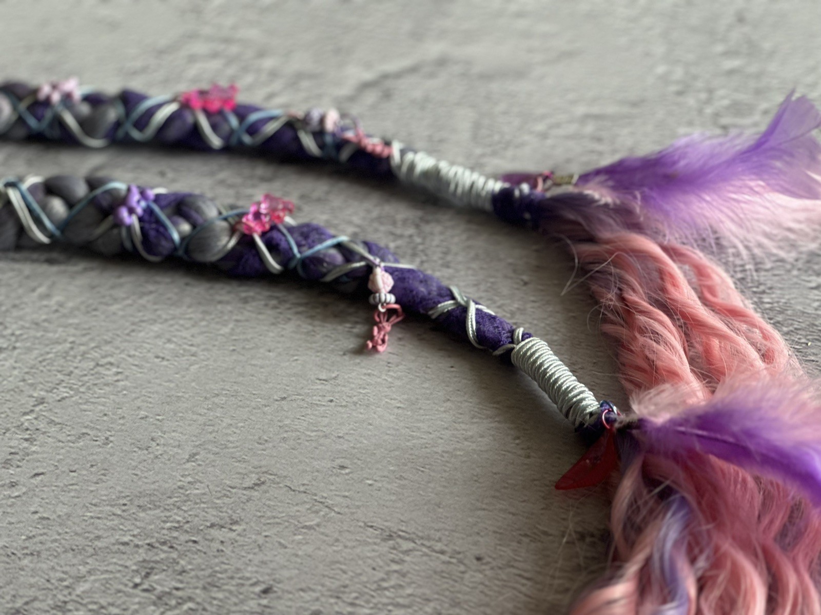 braids on rings and carabiners made of kanekalon