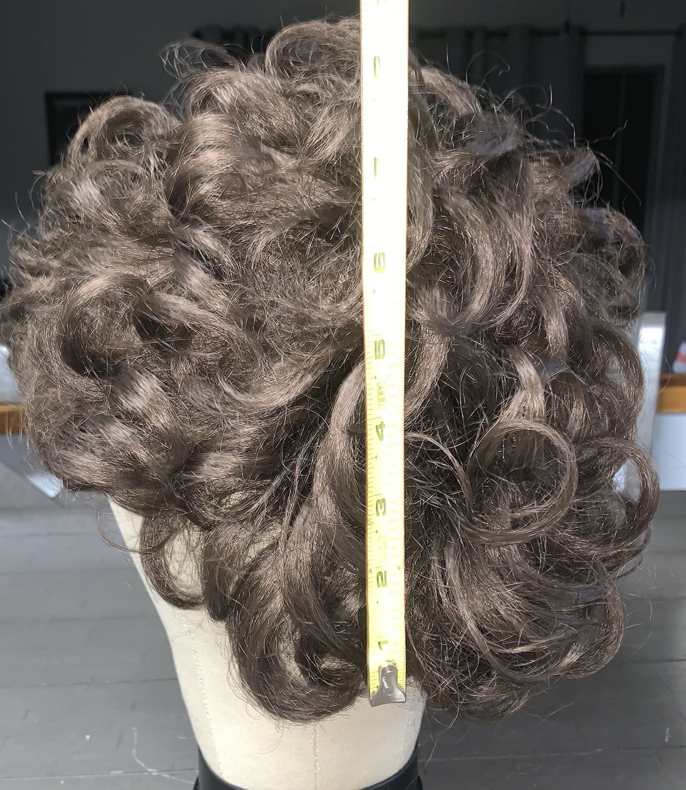 A8 VTG 70s SYNTHETIC WIG HAIR PIECE LIGHT BROWN SHORT LAYERED CURLY KOREA