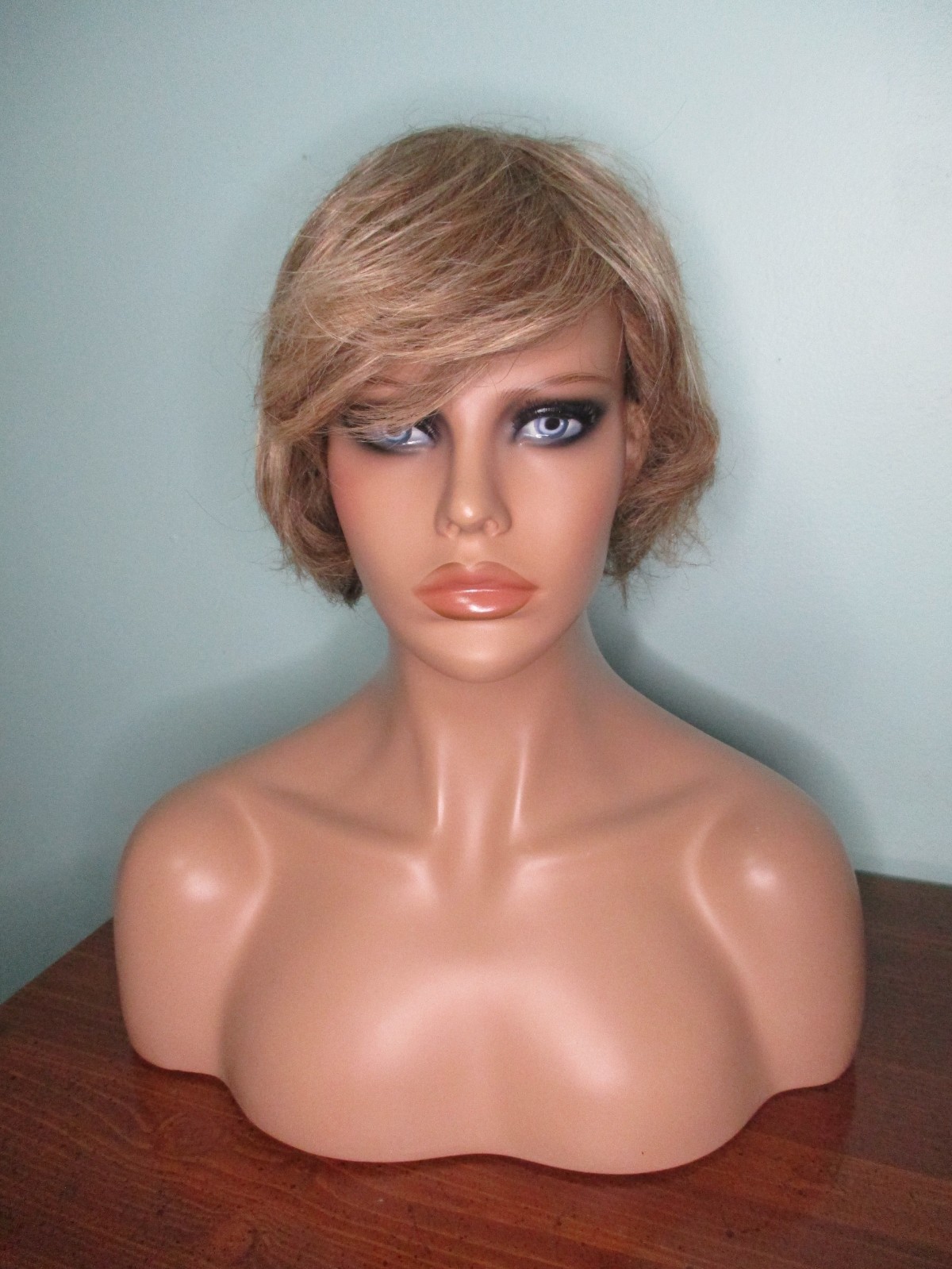 4″ – 6″ sandy blonde / brown mix chin length BOB WIG by GABOR – FLEXLITE