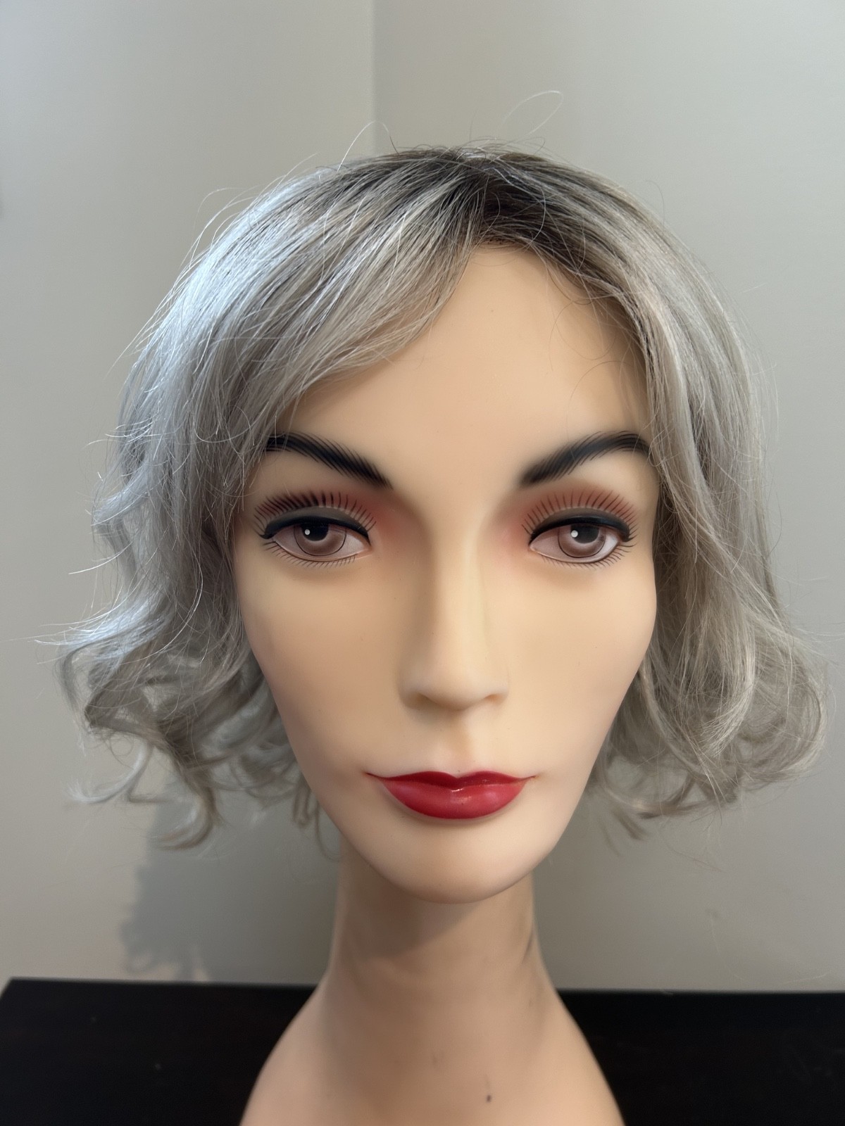 Estetica Violet Synthetic Lace Front Wig – Silver Sun RT 9 – Excellent