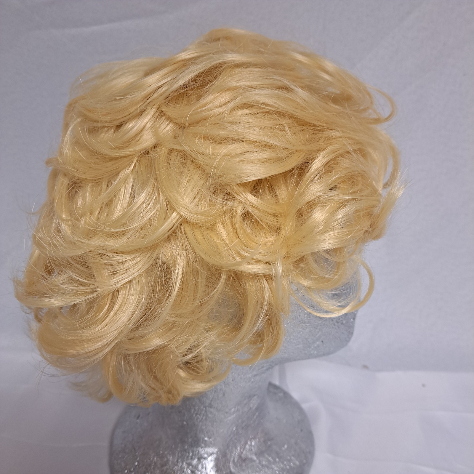 Blonde Wig Short Wavy Tossled Synthentic w/ cap Beweig Strawberry NWT