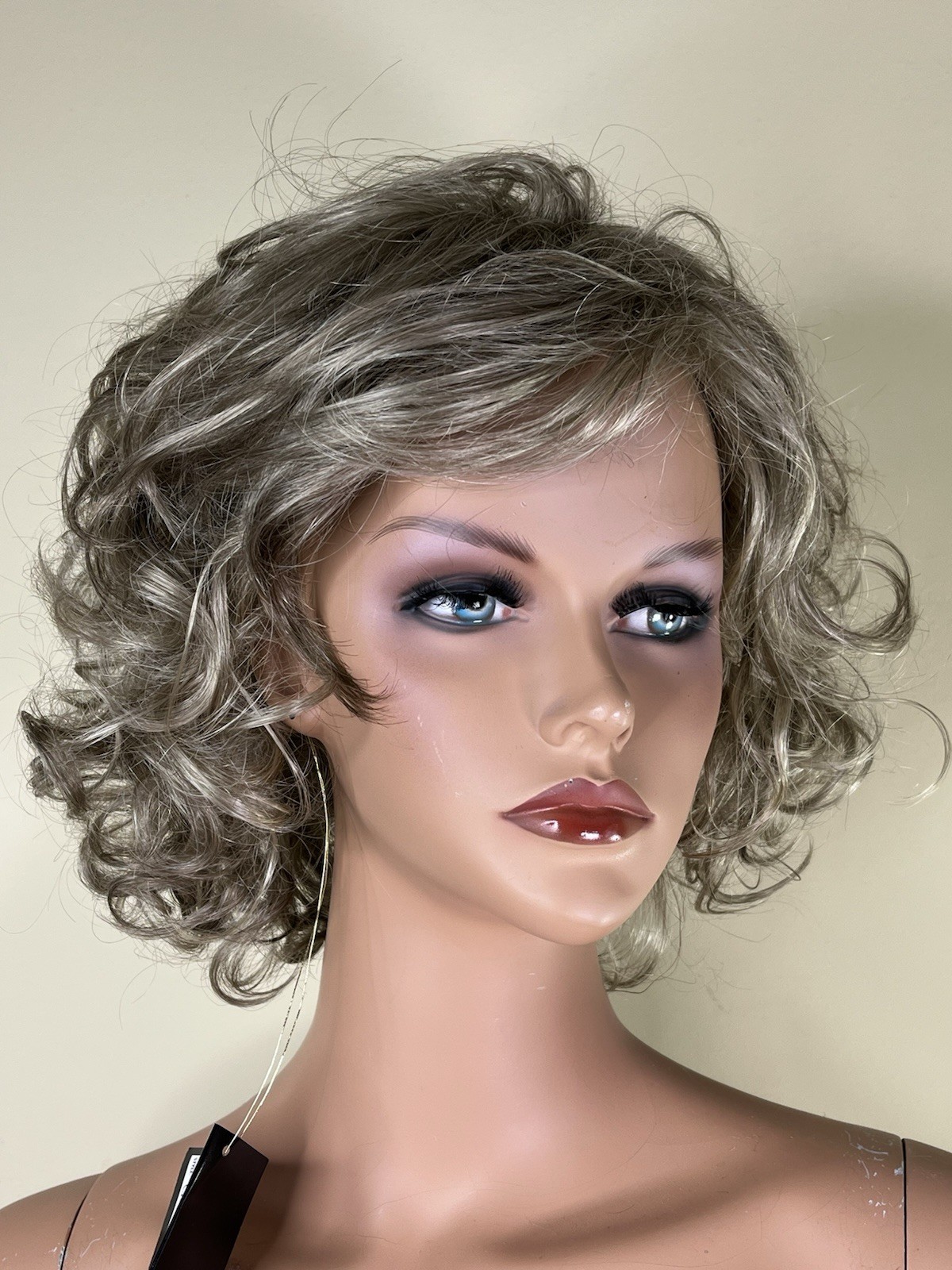 TWC Starstyle Synthetic “Crystal” Wig NWT Size Average K18-22 Ash Blonde Frost