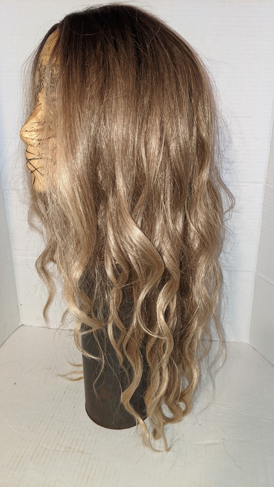 28″ Long Wig Wavy Natural Blonde W/Highlights Roots Heat Resistant New W/O Tags