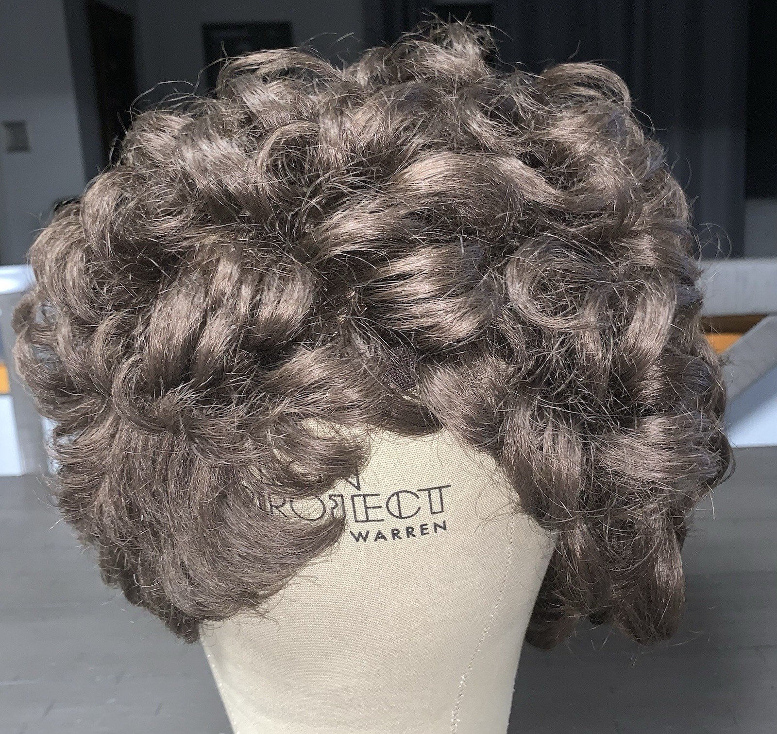 A8 VTG 70s SYNTHETIC WIG HAIR PIECE LIGHT BROWN SHORT LAYERED CURLY KOREA