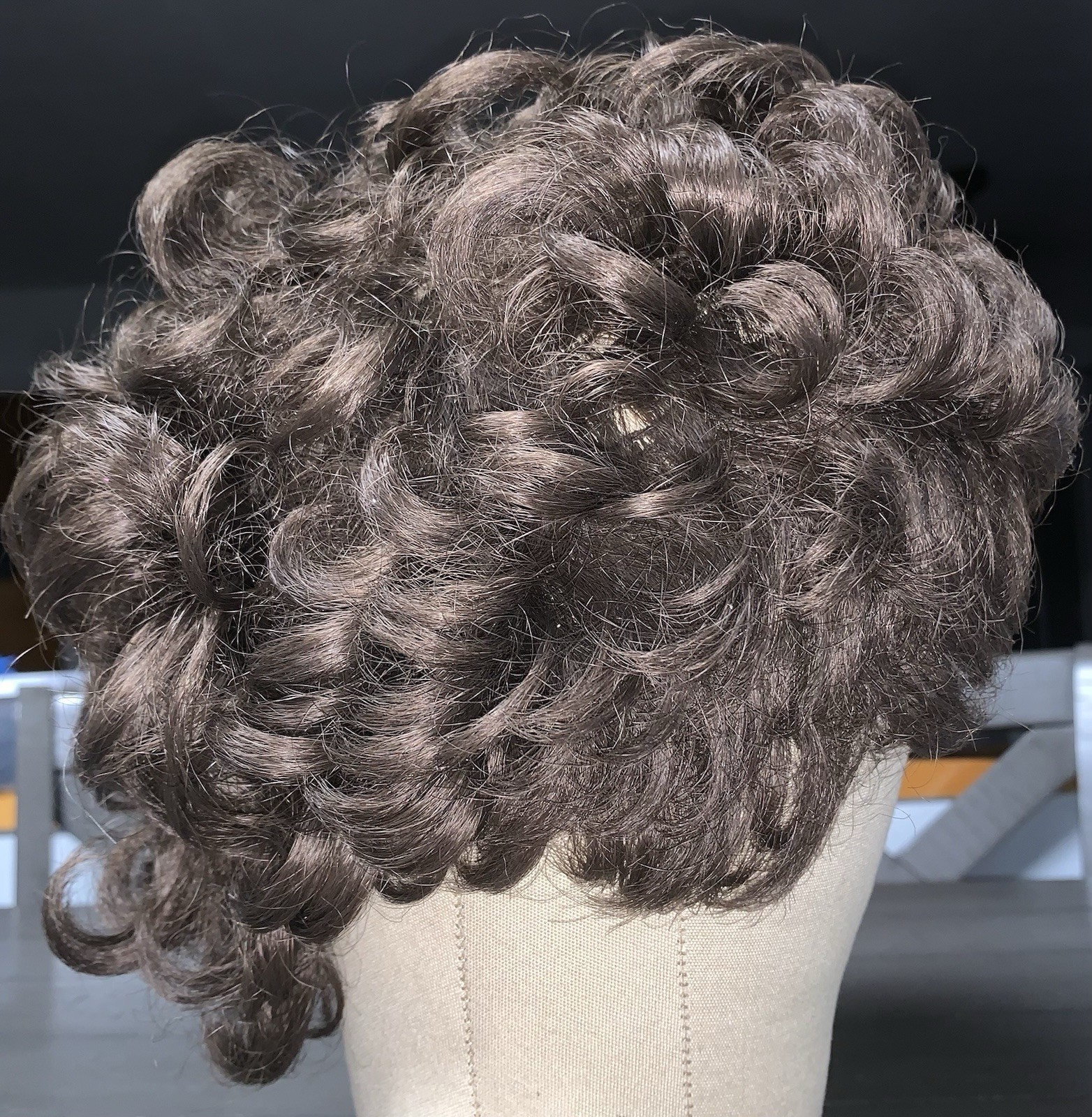 A8 VTG 70s SYNTHETIC WIG HAIR PIECE LIGHT BROWN SHORT LAYERED CURLY KOREA