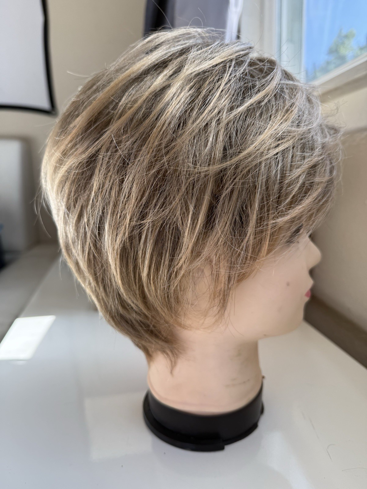 Tony of Beverly Short Layered Synthetic Wig Multi-Tonal Blonde Pre-Owned Japan