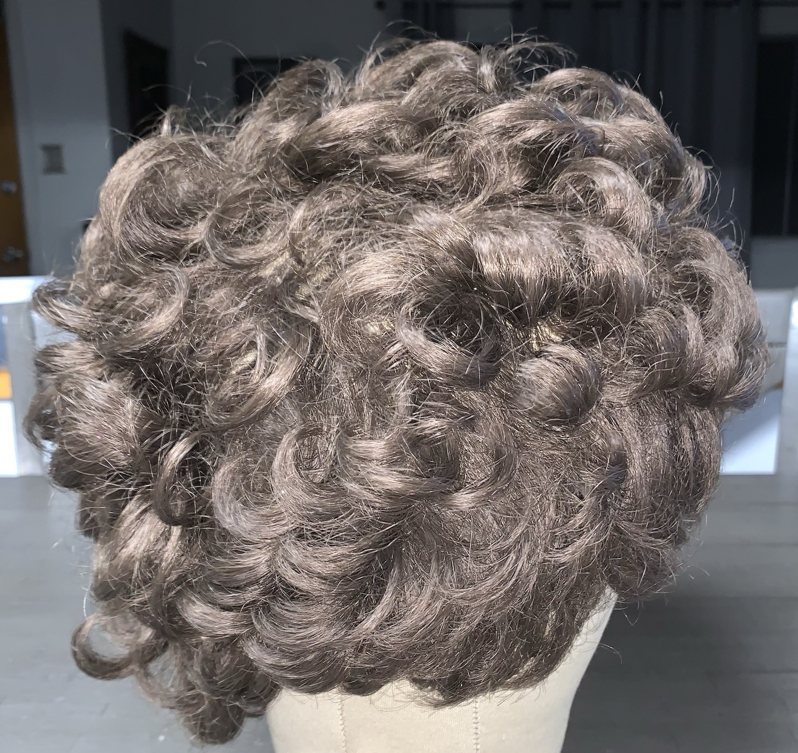 A8 VTG 70s SYNTHETIC WIG HAIR PIECE LIGHT BROWN SHORT LAYERED CURLY KOREA