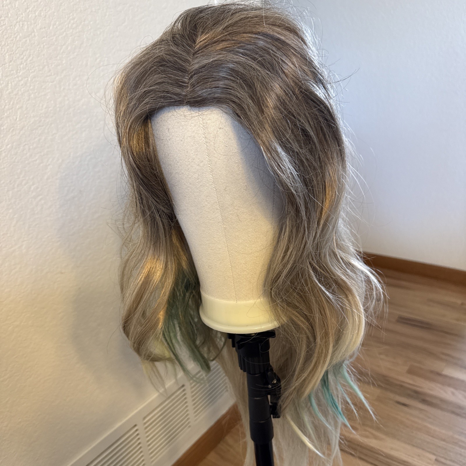 258 New Trend Wigs 26” Rooted Med Ash Blonde With Light Tips GreenHighlights