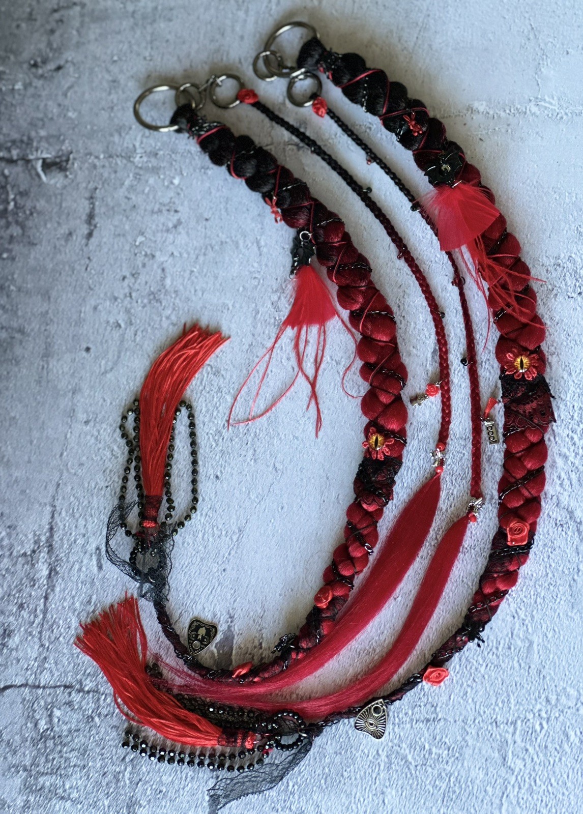 braids on rings and carabiners made of kanekalon