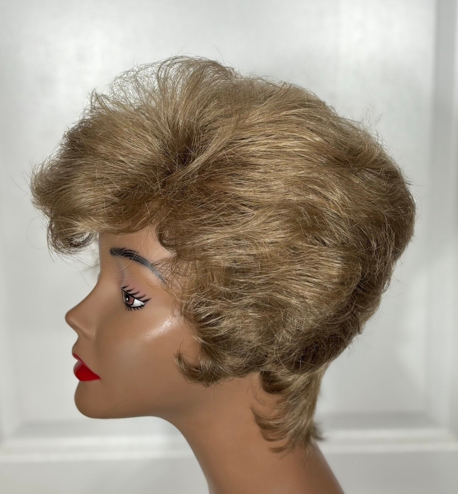 Celebration Wig Synthetic Brownish Blonde Wavy Layers SZ Average Clean GUC 10-18