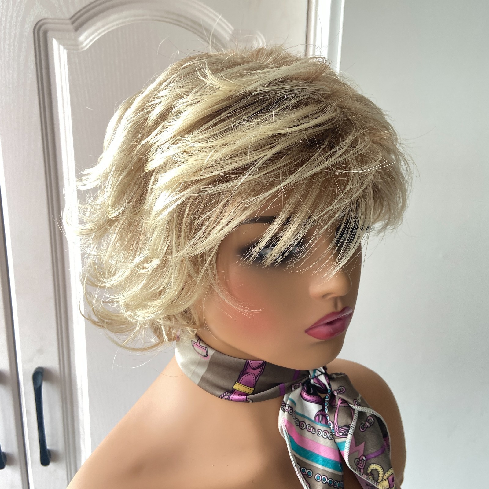 Short Layered Wavy Wigs for White Women Rooted Blonde Mix Natural Soft