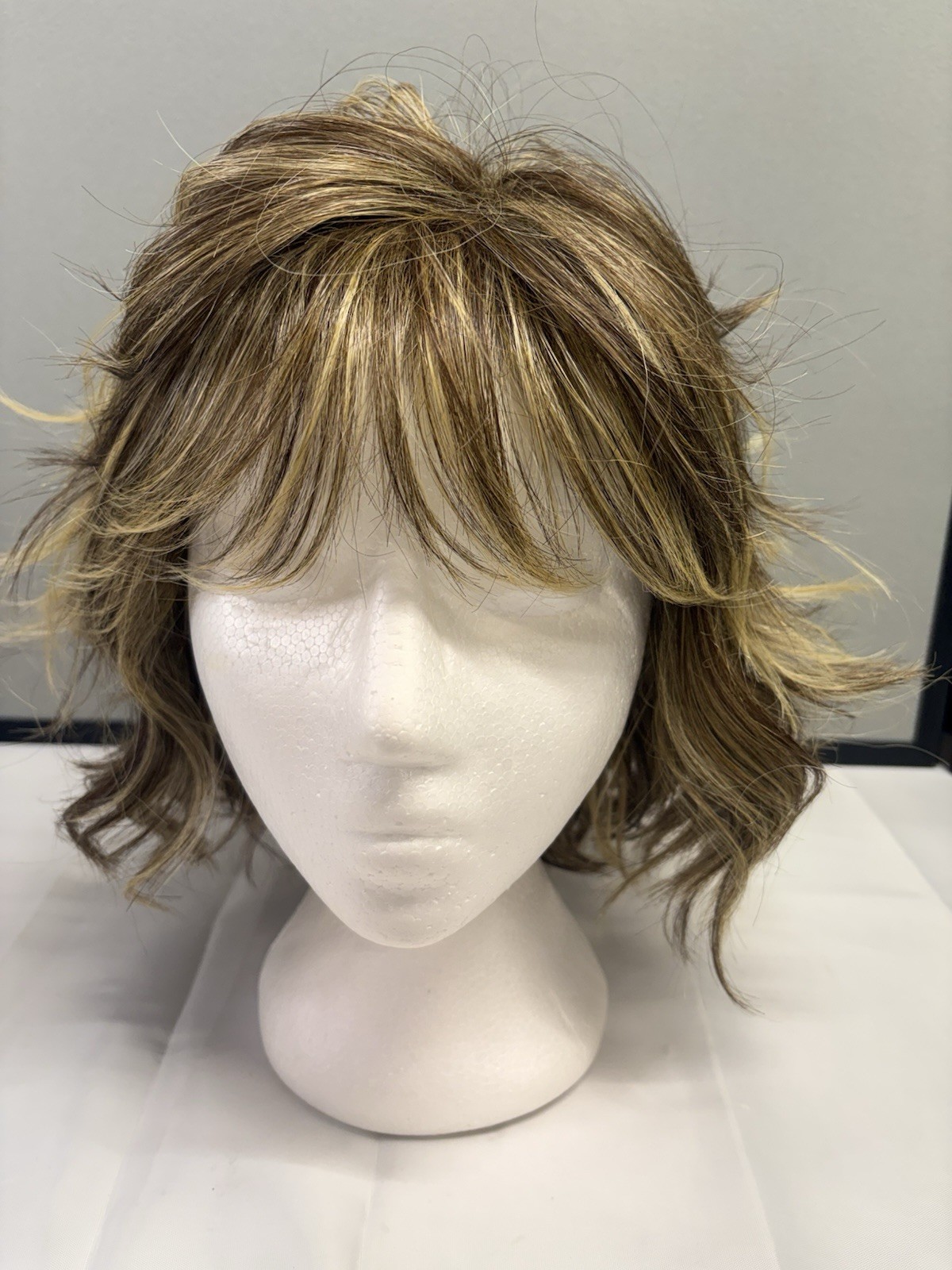 Hairdo TRU2LIFE Sweetly Waved Synthetic Wig R11S+ Glazed Mocha Mid Shag