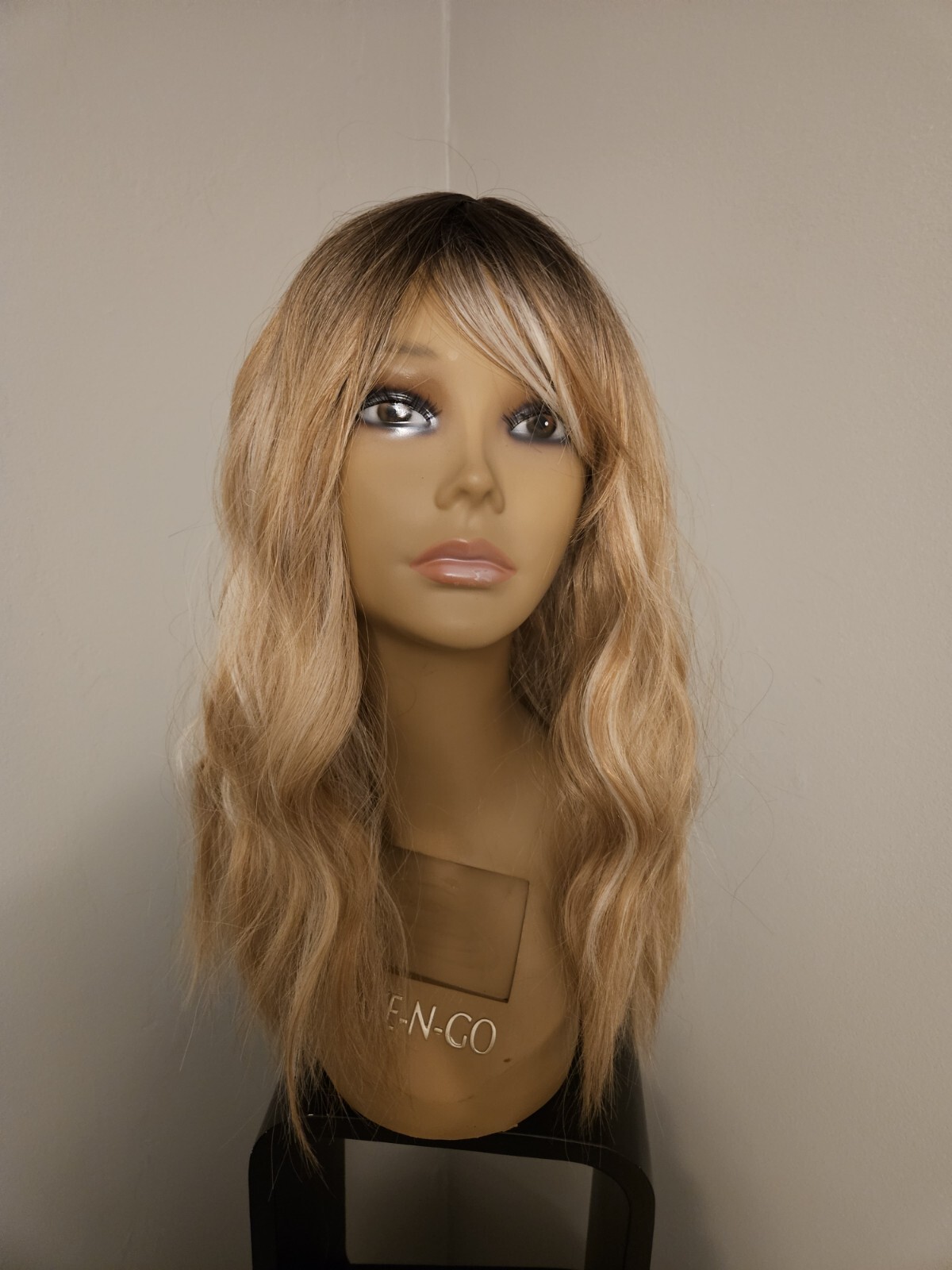 AMAZING MIXED HIGHLIGHTED BLONDE MID LENGTH WIG WITH BANGS