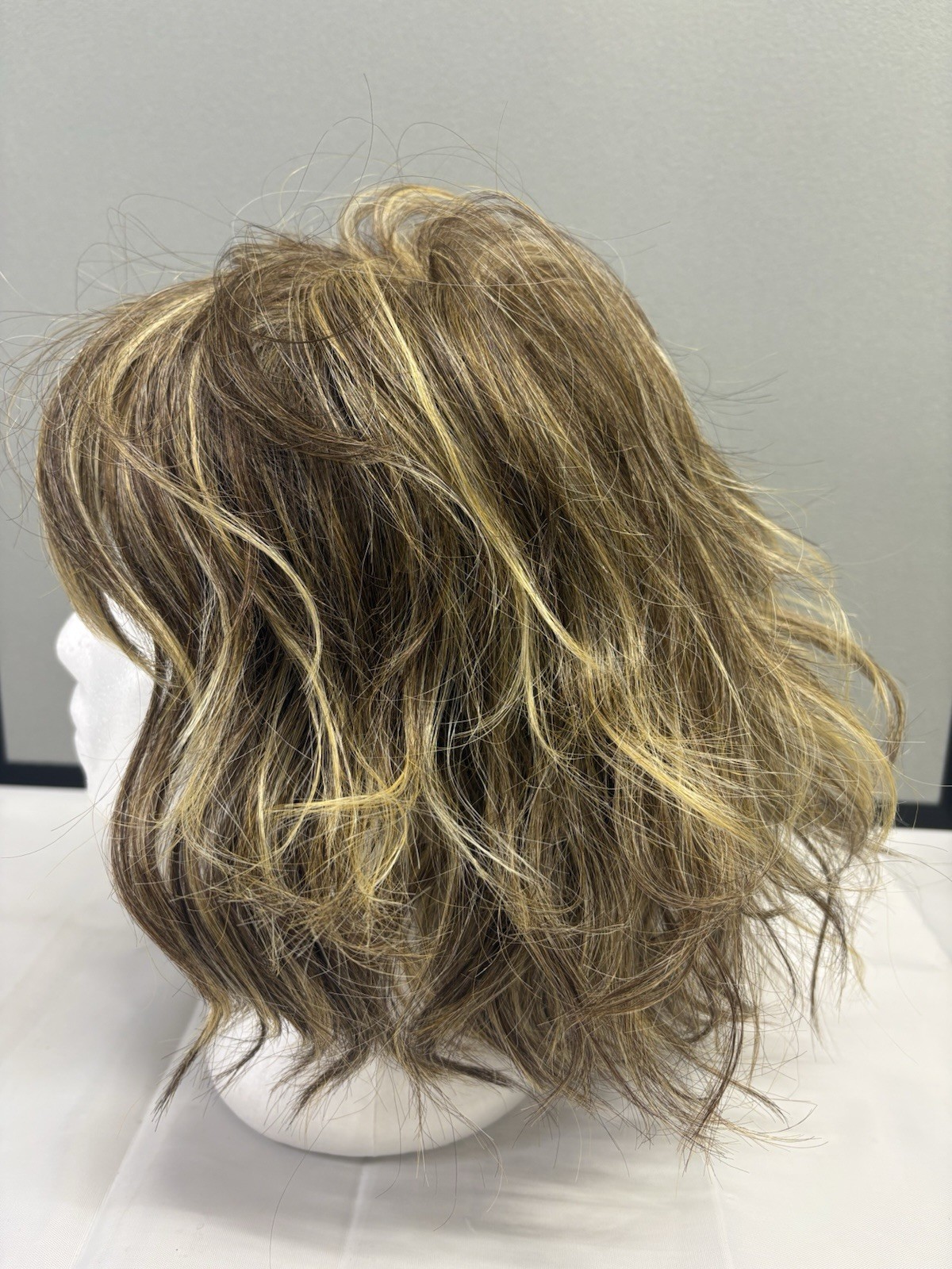 Hairdo TRU2LIFE Sweetly Waved Synthetic Wig R11S+ Glazed Mocha Mid Shag