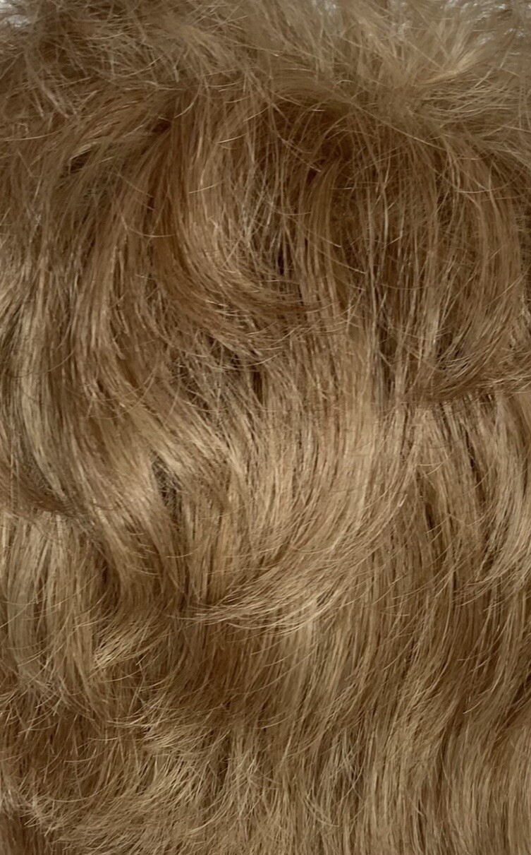 CHIC Synthetic Wig Medium Golden Blonde Size Average Layered Wavy Shampooed C-13