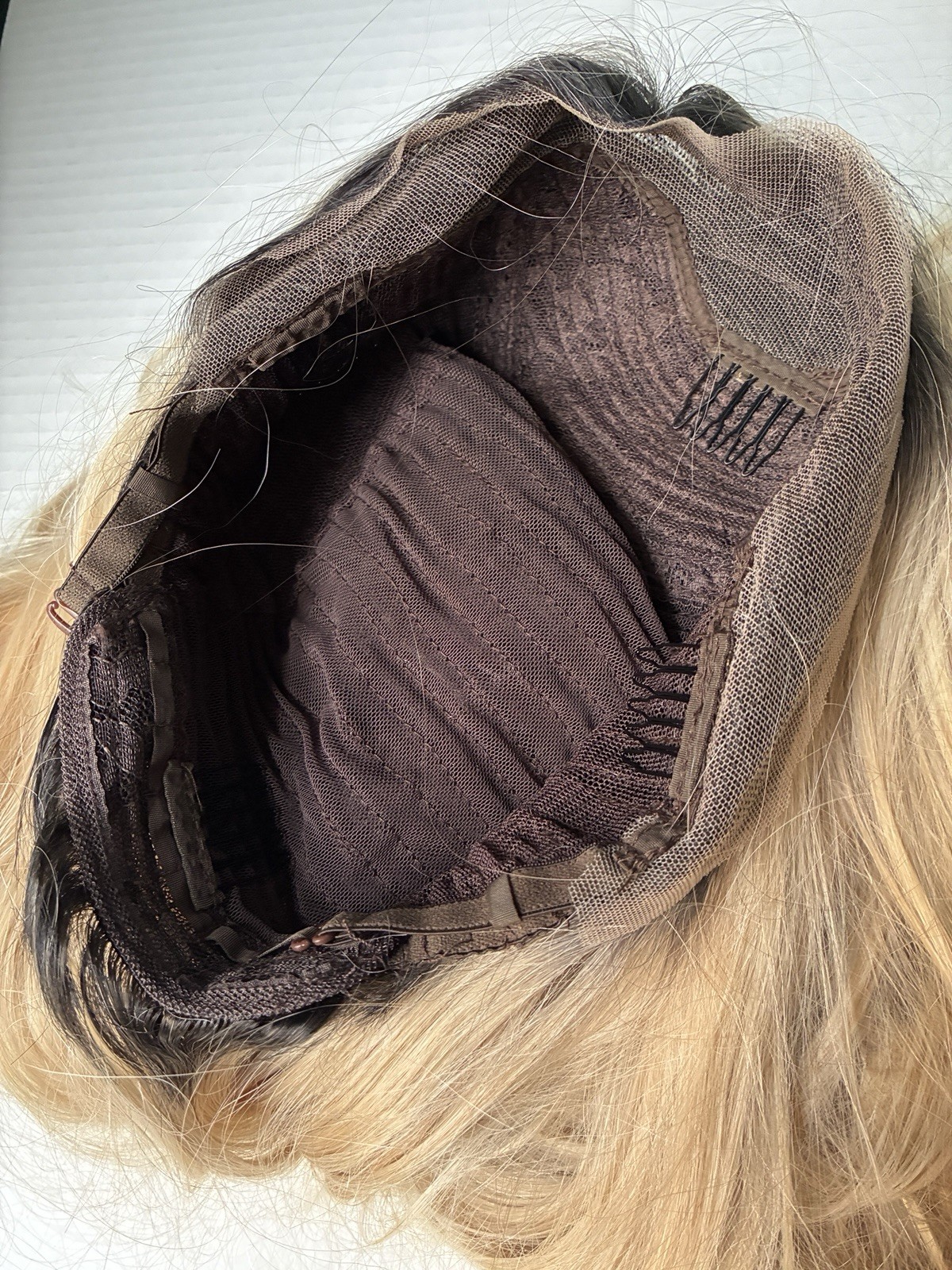 UNIWIGS STYLE SL0116-YL-116 24″ LONG WAVY BLOND BAYALAGE SYNTHETIC HAIR WIG