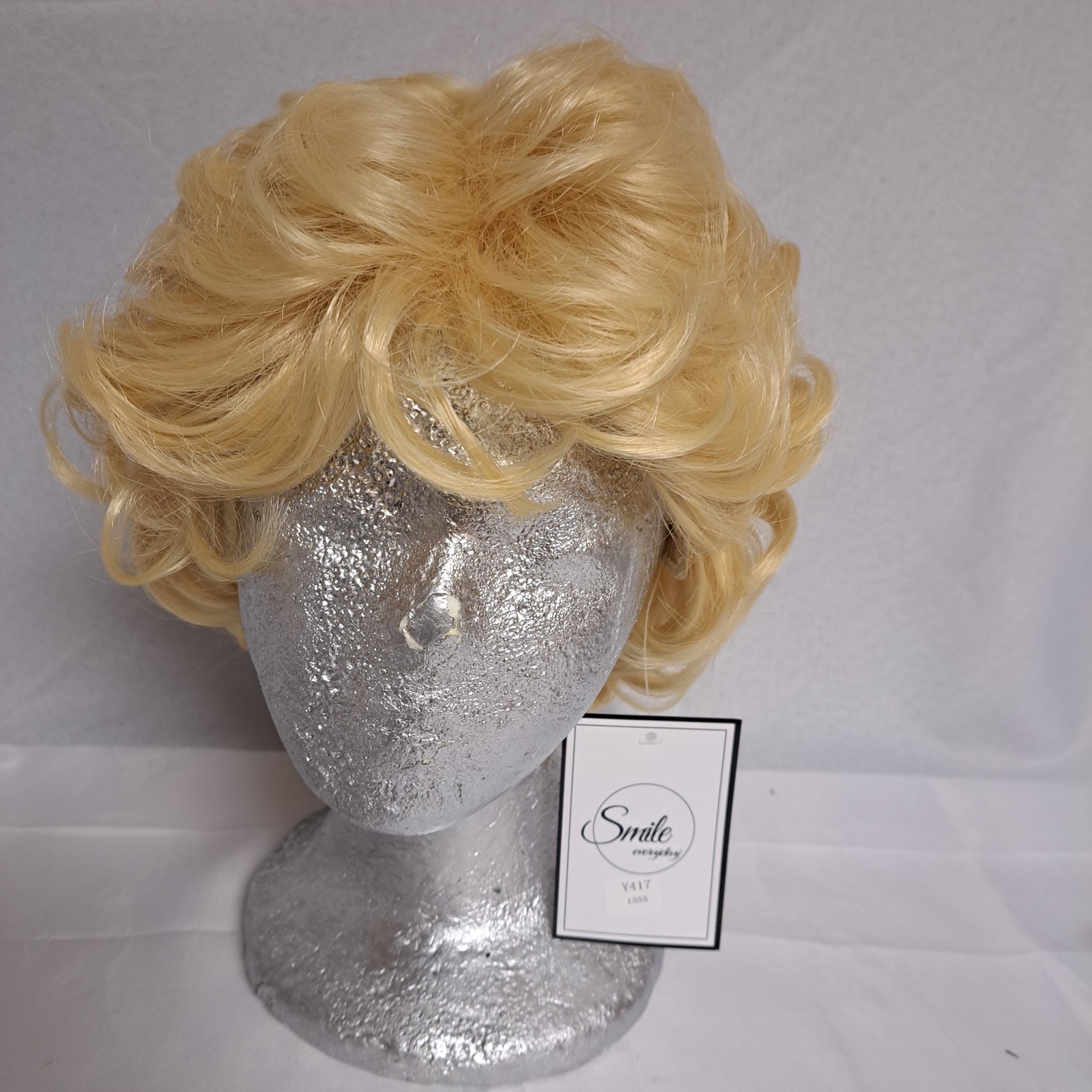 Blonde Wig Short Wavy Tossled Synthentic w/ cap Beweig Strawberry NWT