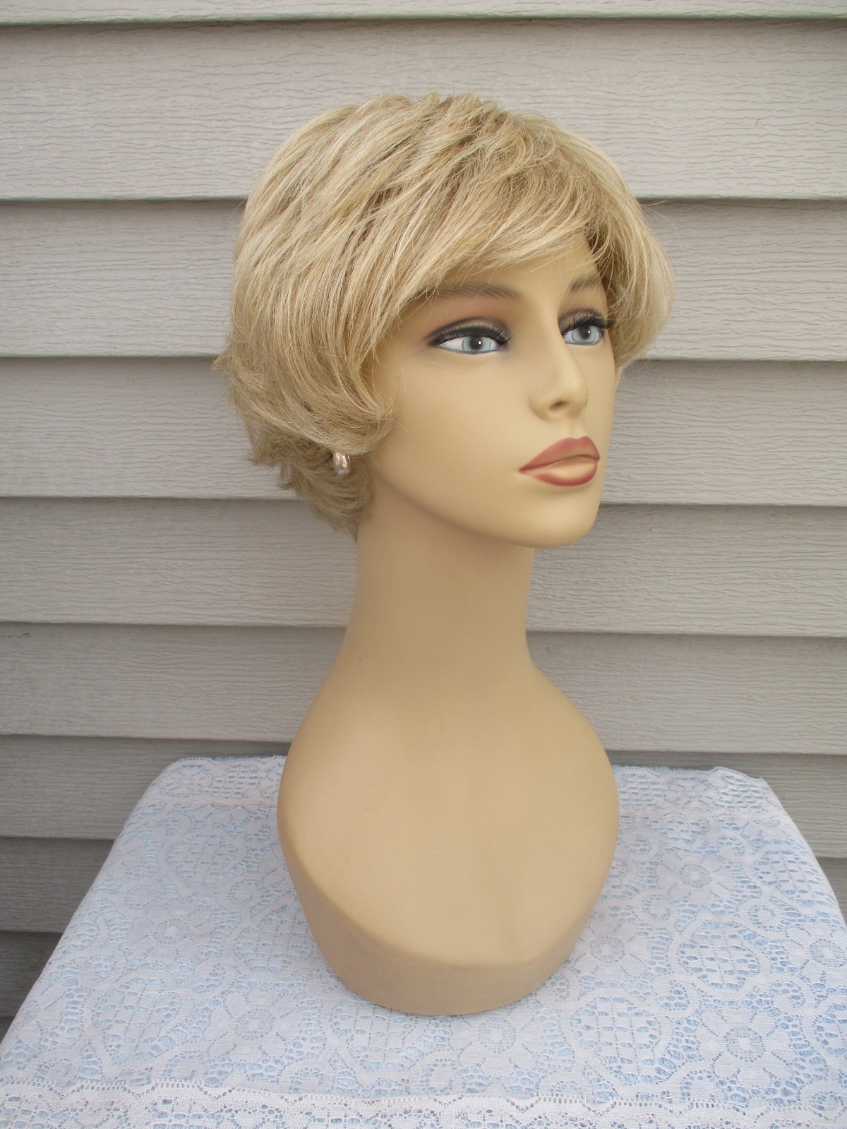 Layered MYSTERY WIG Color BLONDE w HIGHLIGHTS Short Style