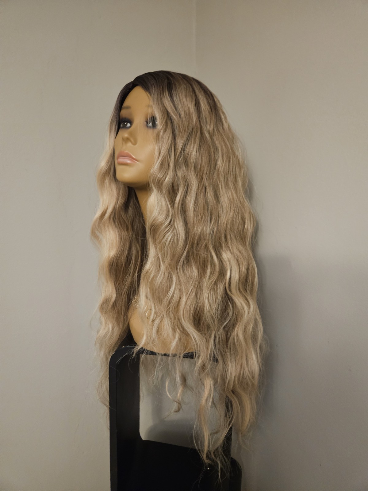 NEW Beige Blonde Ombre Highlights Long WAVY Layered Wig Voluminous
