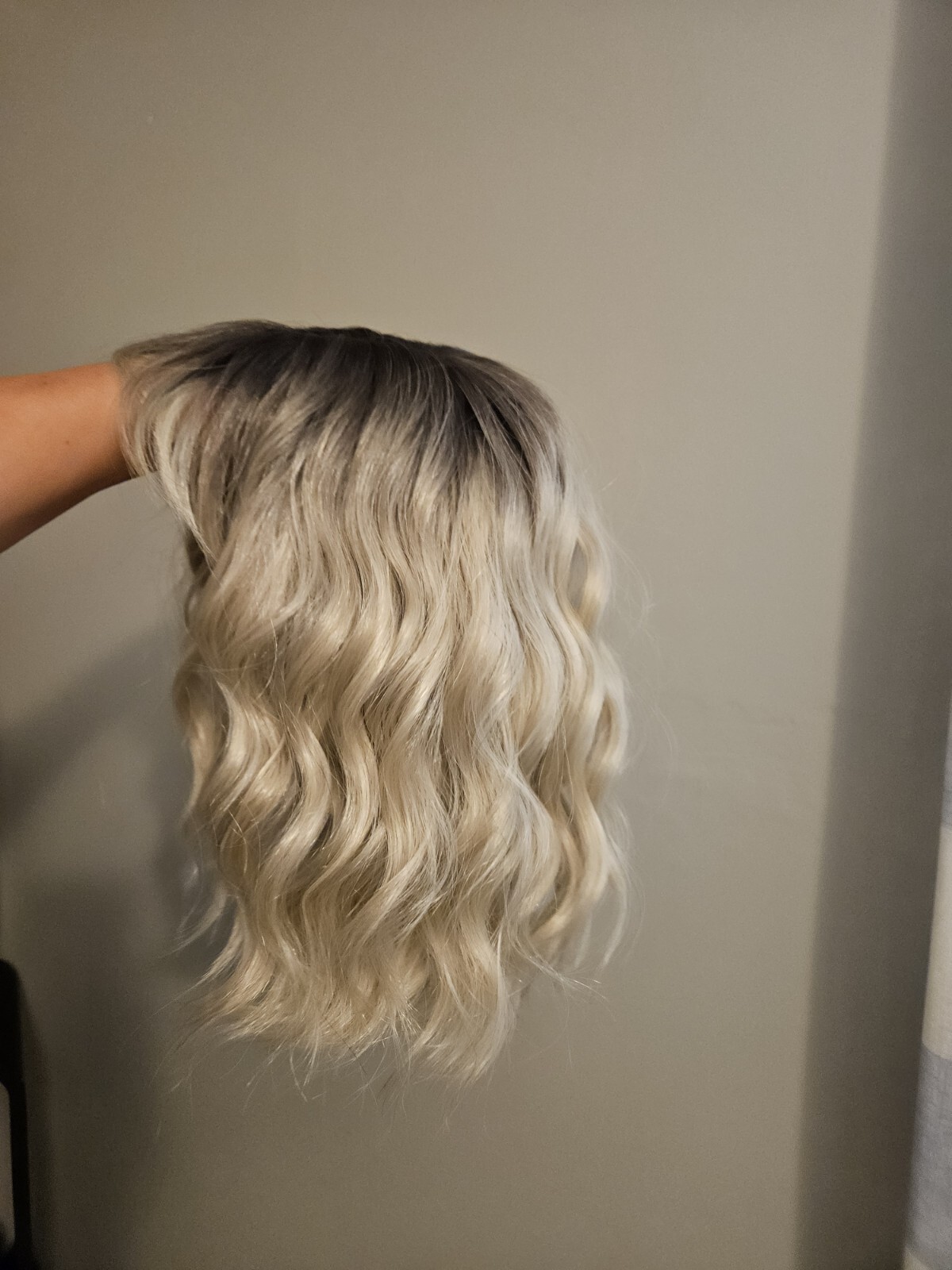 NEW BANGS SHORT WAVY MIXED ASH BLONDE HAIR WIG DARK ROOTS HIGHLIGHTS